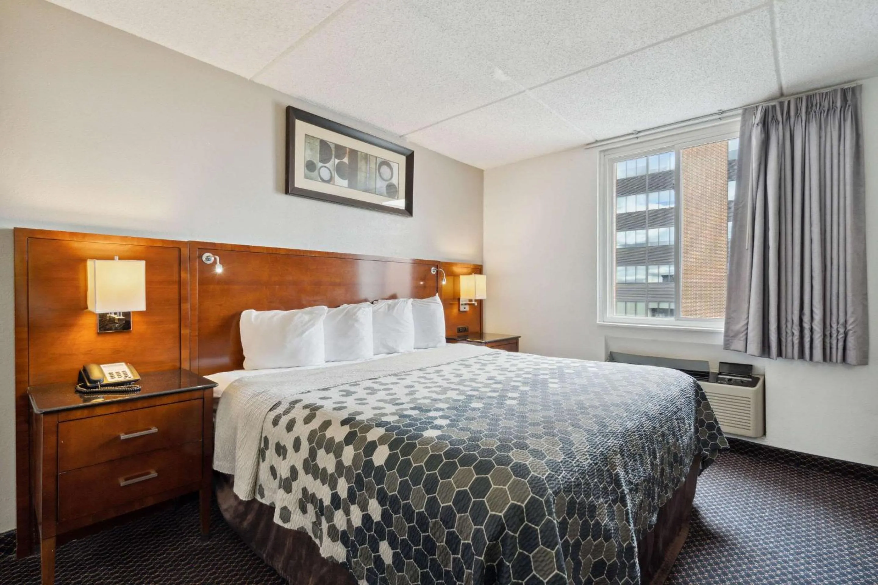 Bedroom, Bed in Econo Lodge Inn & Suites Waterloo Downtown