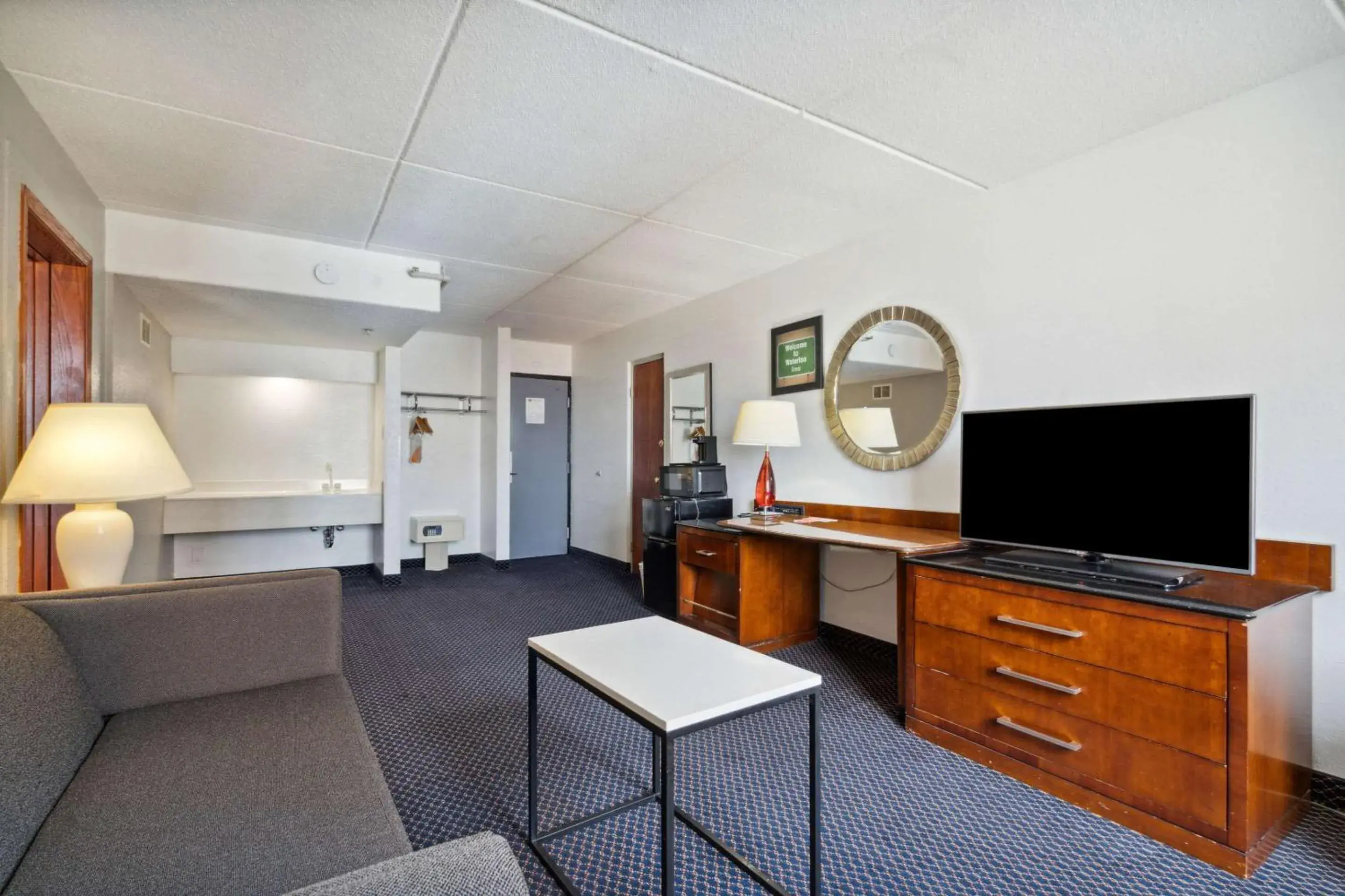 Bedroom, TV/Entertainment Center in Econo Lodge Inn & Suites