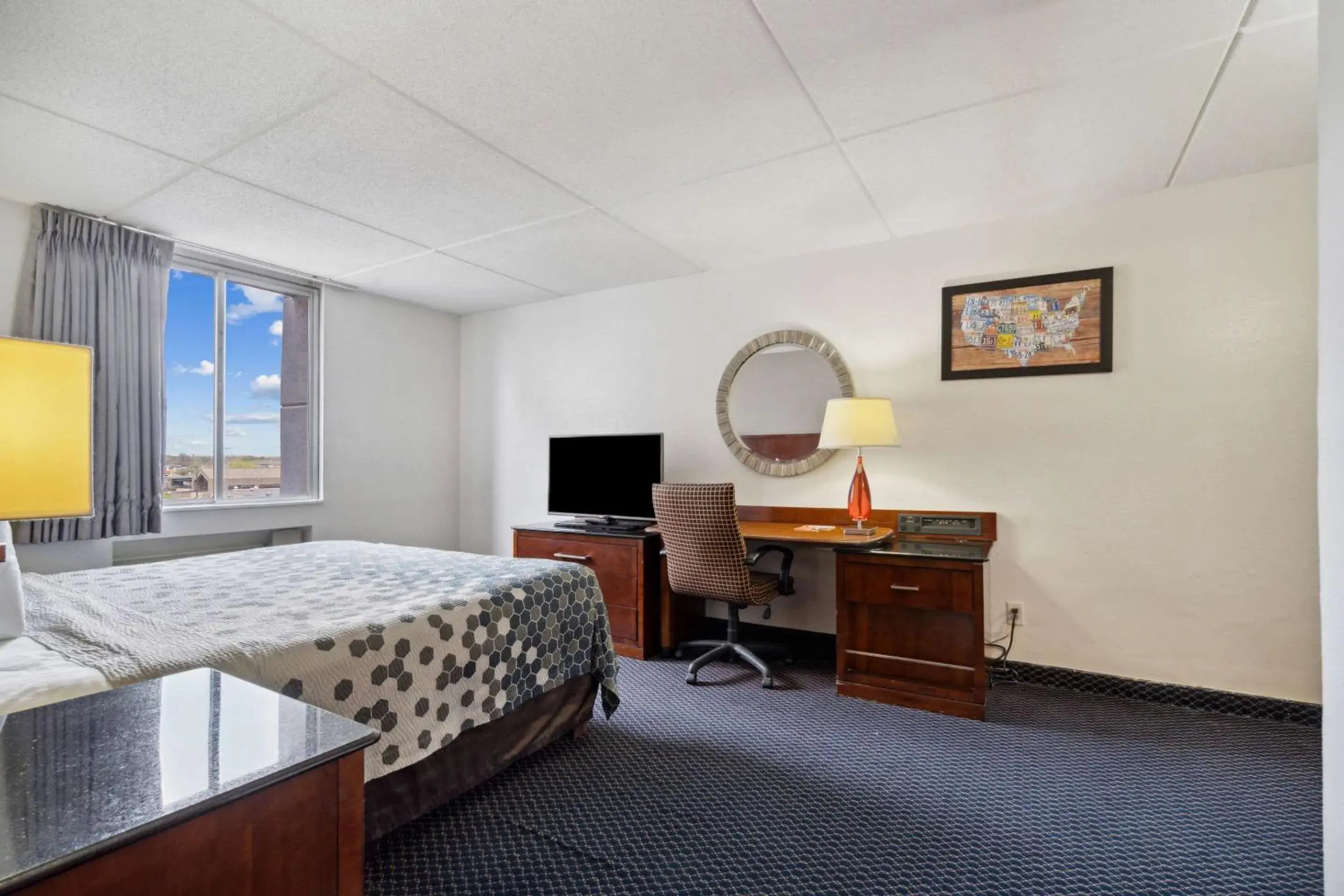Bedroom, Bed in Econo Lodge Inn & Suites