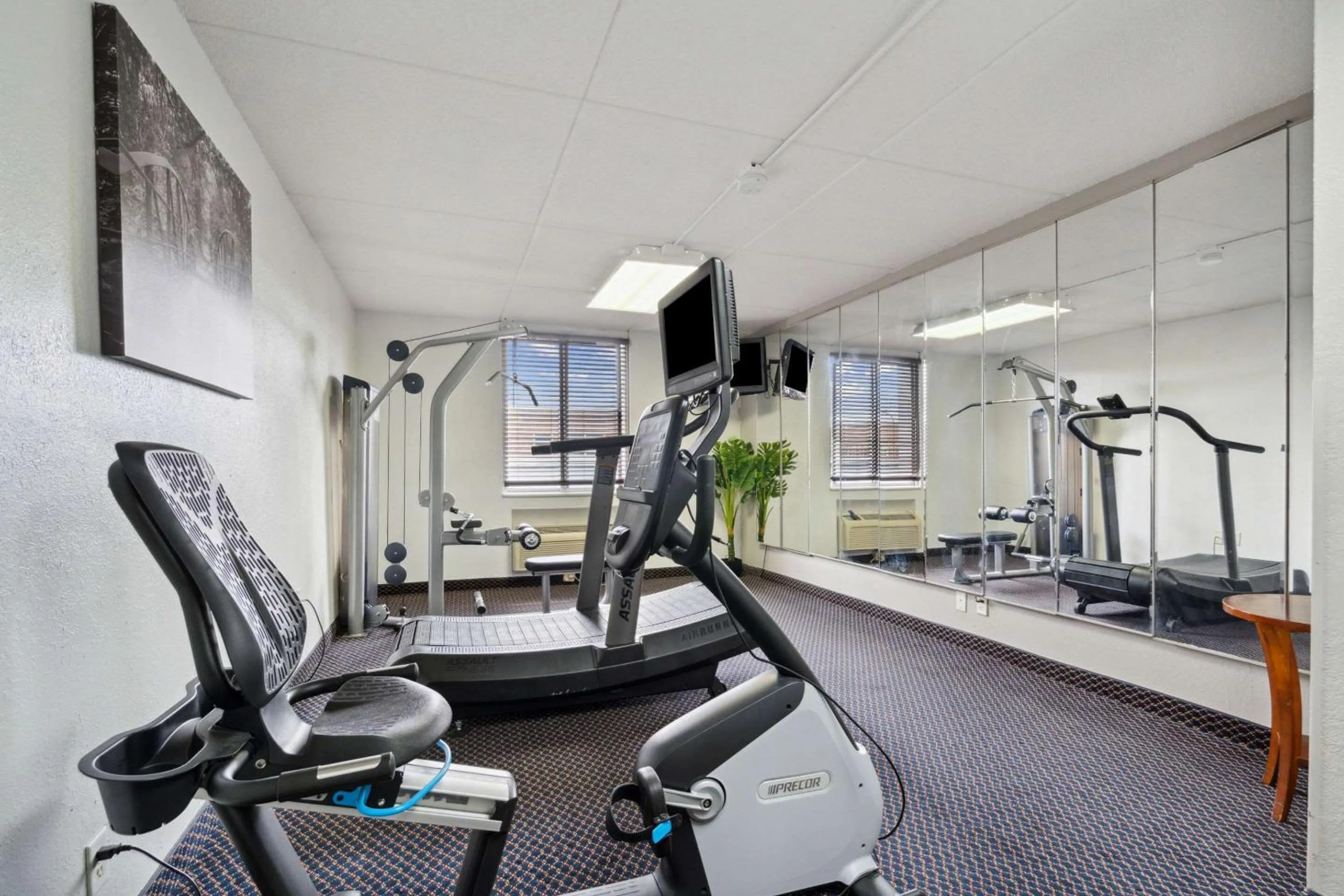 Fitness centre/facilities in Econo Lodge Inn & Suites Waterloo Downtown