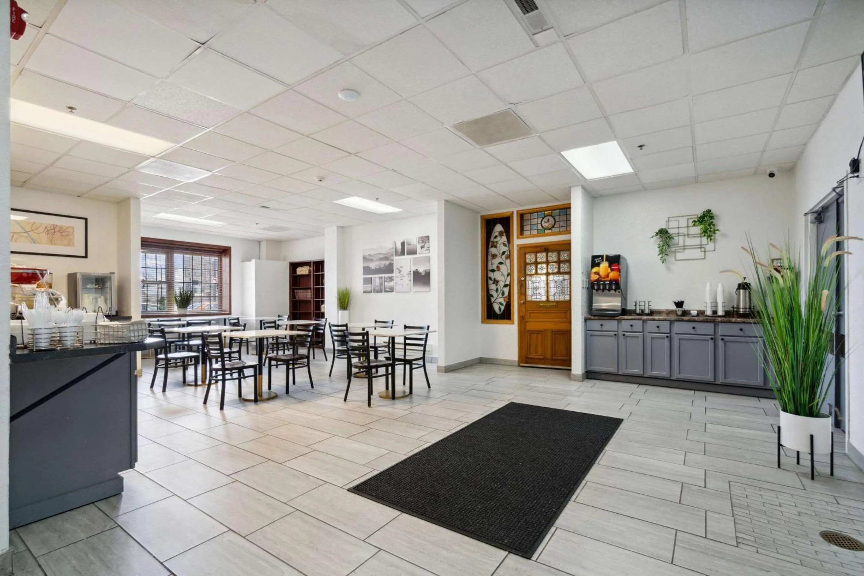 Breakfast in Econo Lodge Inn & Suites Waterloo Downtown