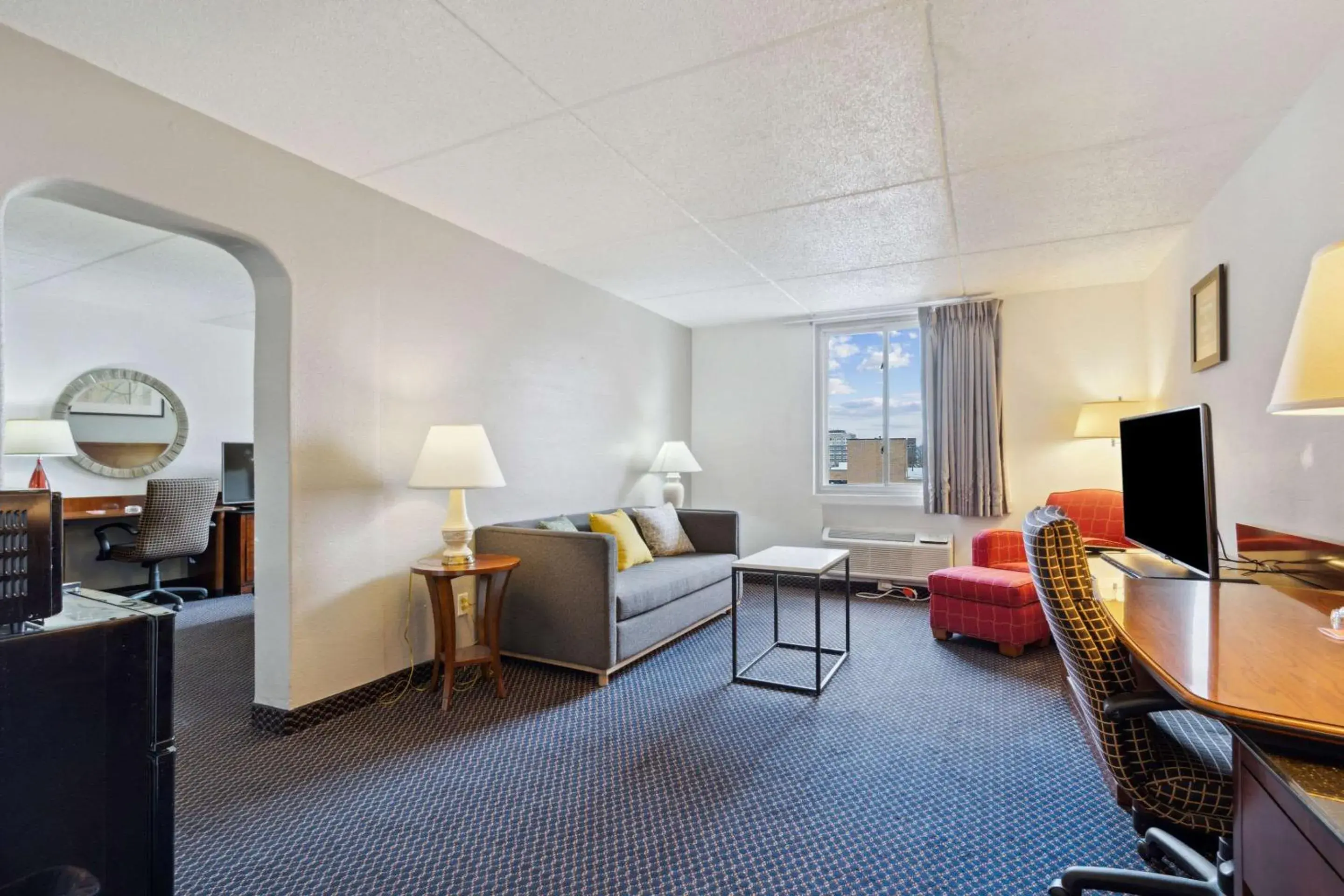 Bedroom, Seating Area in Econo Lodge Inn & Suites