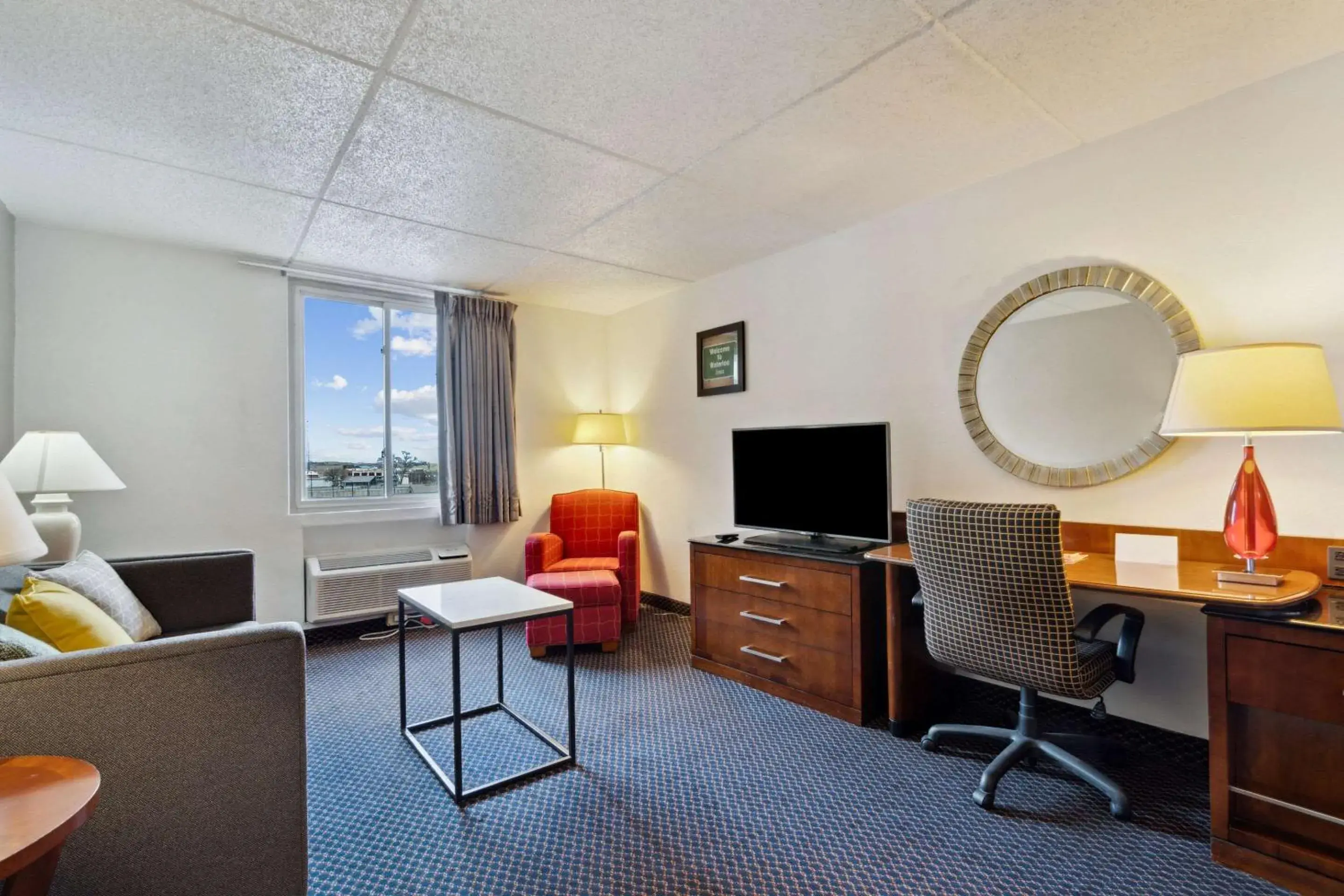 Bedroom, TV/Entertainment Center in Econo Lodge Inn & Suites