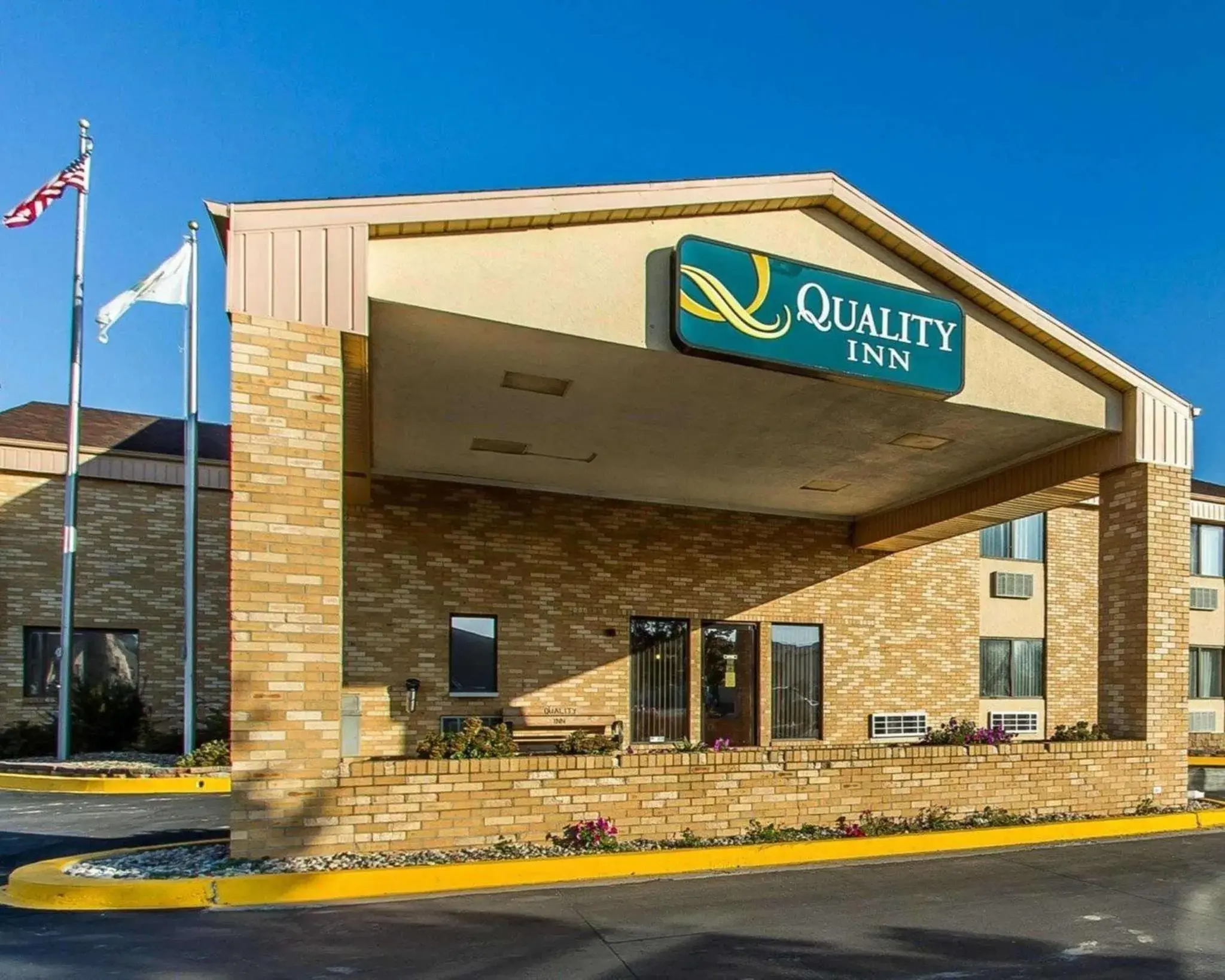 Property building in Quality Inn Burlington near Hwy 34 Property building in Quality Inn Burlington near Hwy 34