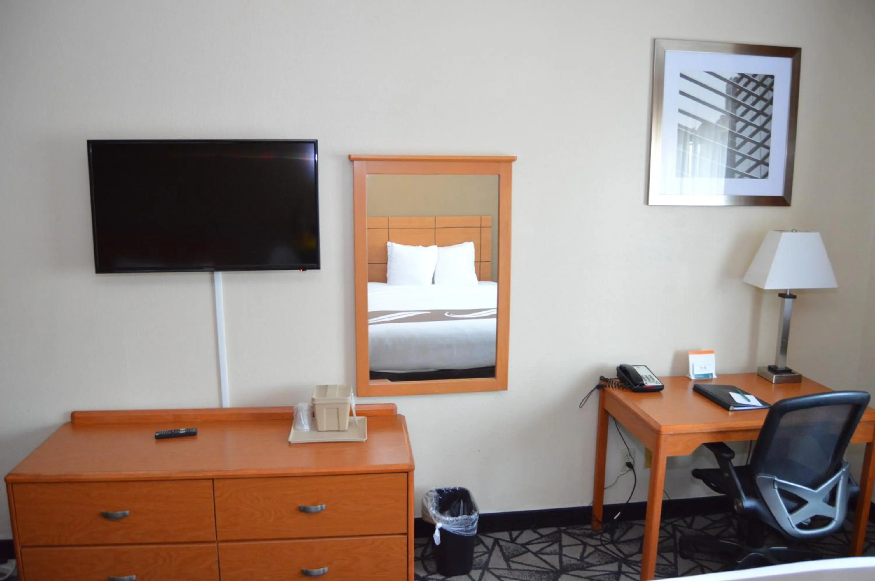 TV and multimedia, Bed in Quality Inn Coralville - Iowa River Landing