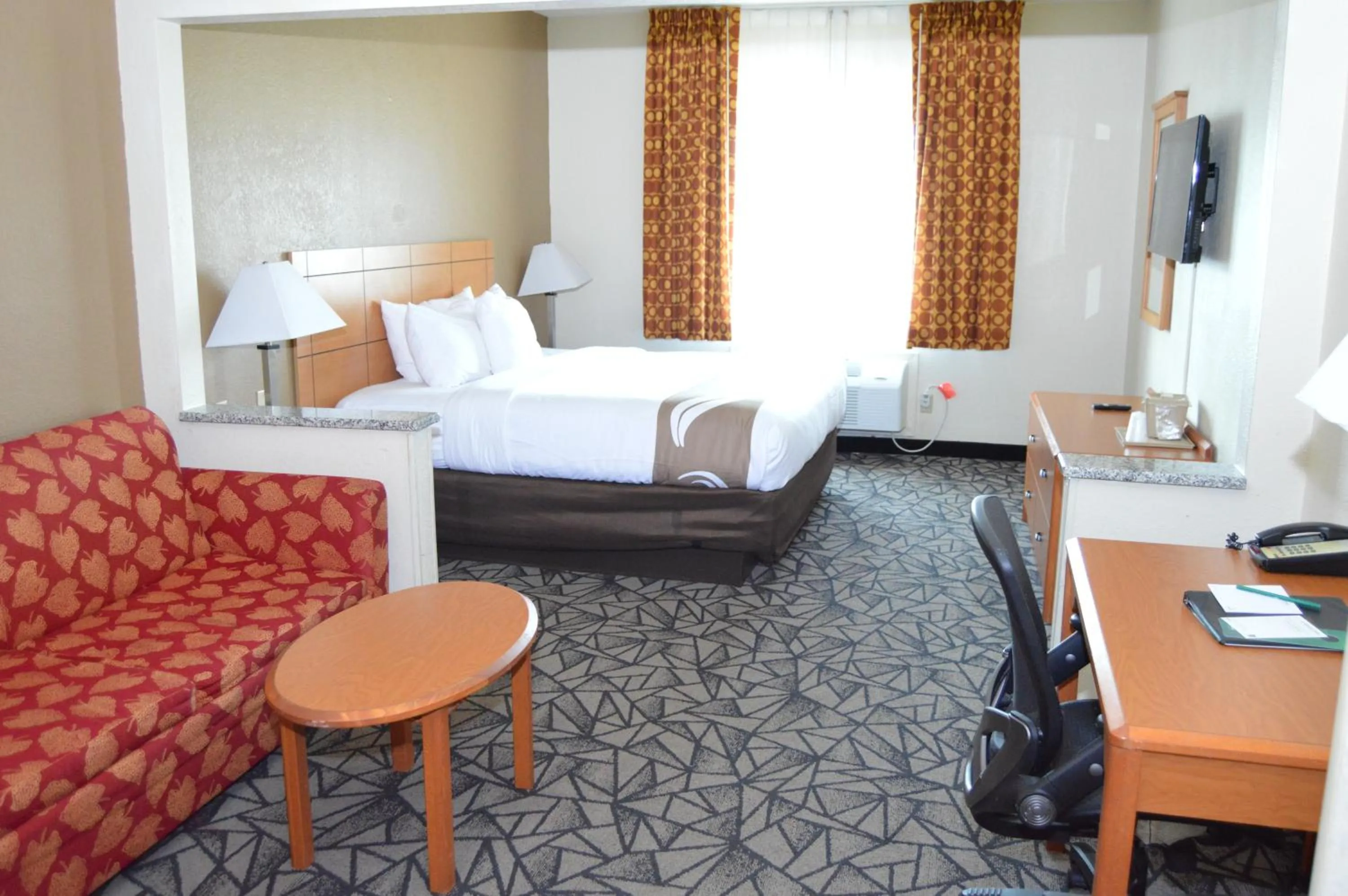 Photo of the whole room, Bed in Quality Inn Coralville - Iowa River Landing