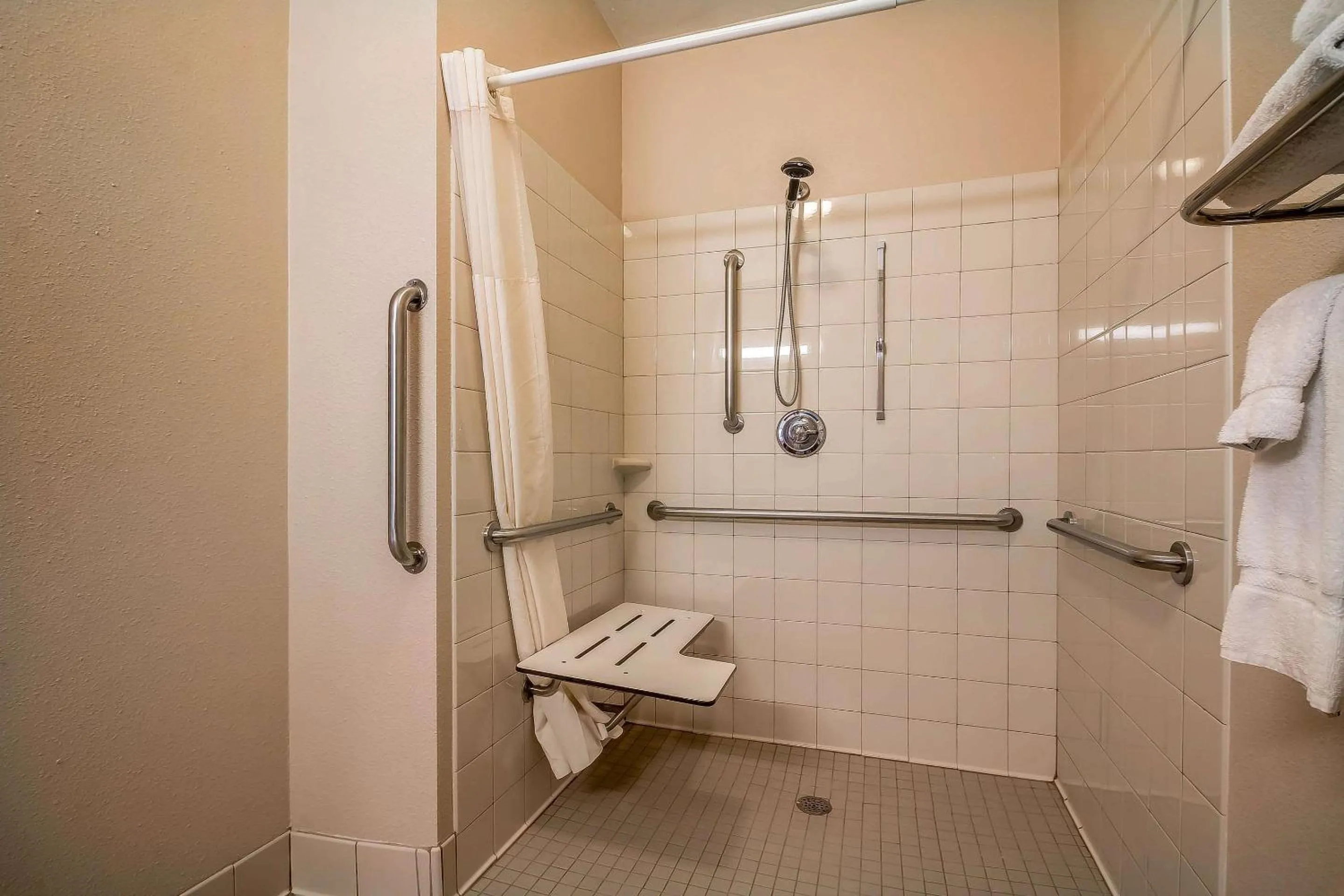 Bathroom in Quality Inn Coralville - Iowa River Landing