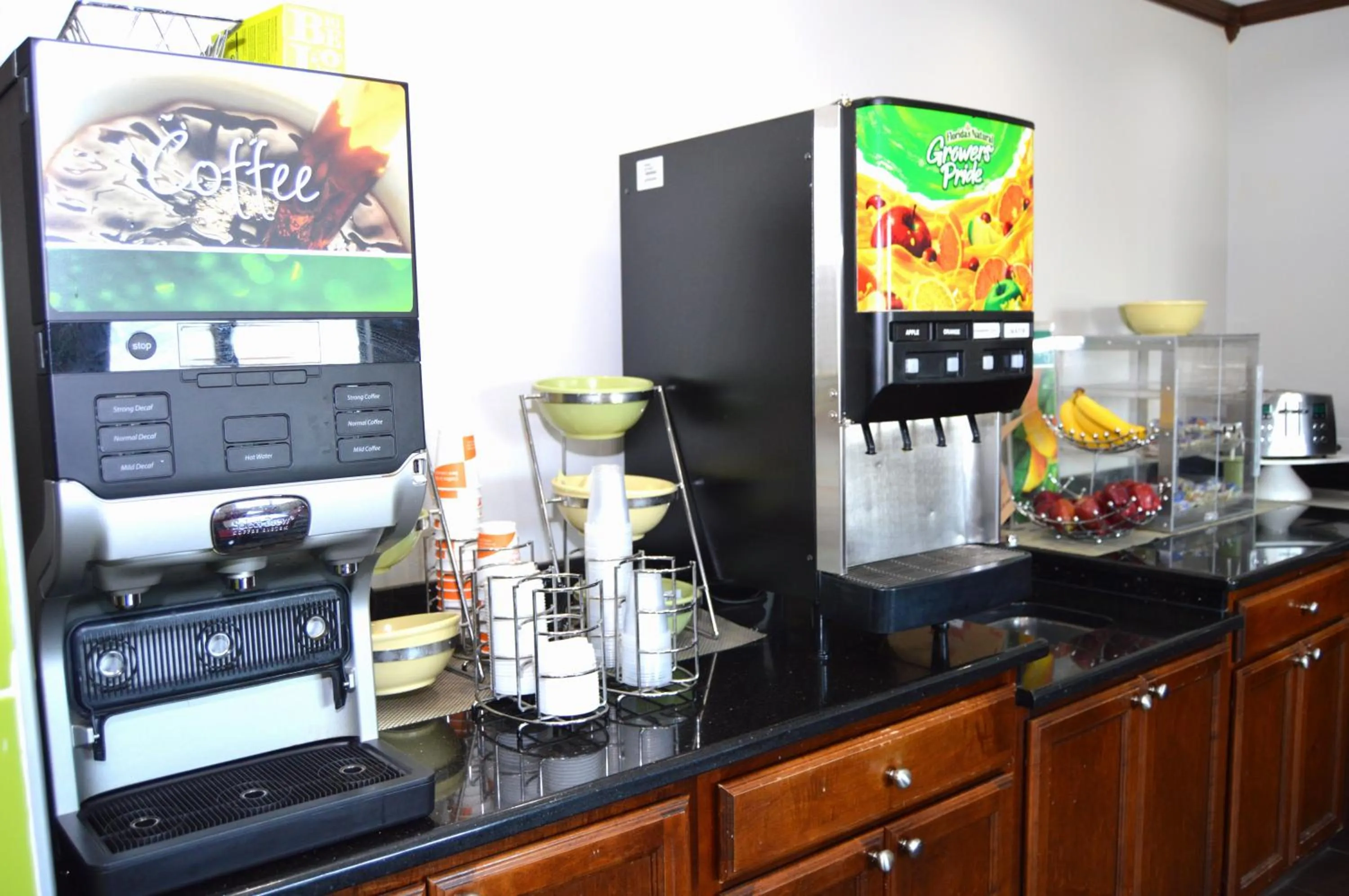 Coffee/tea facilities in Quality Inn Coralville - Iowa River Landing