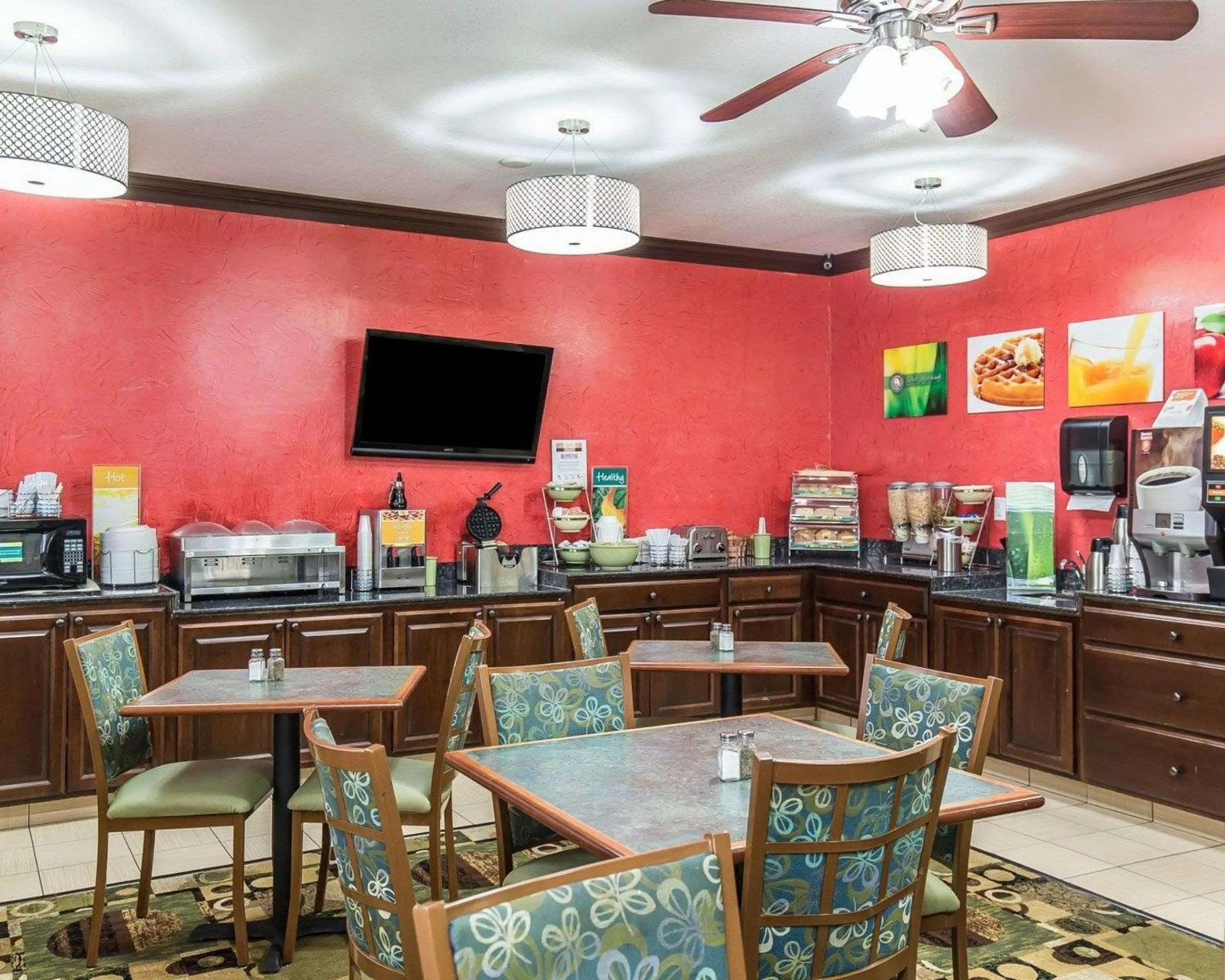 Restaurant/places to eat in Quality Inn at Collins Road - Cedar Rapids