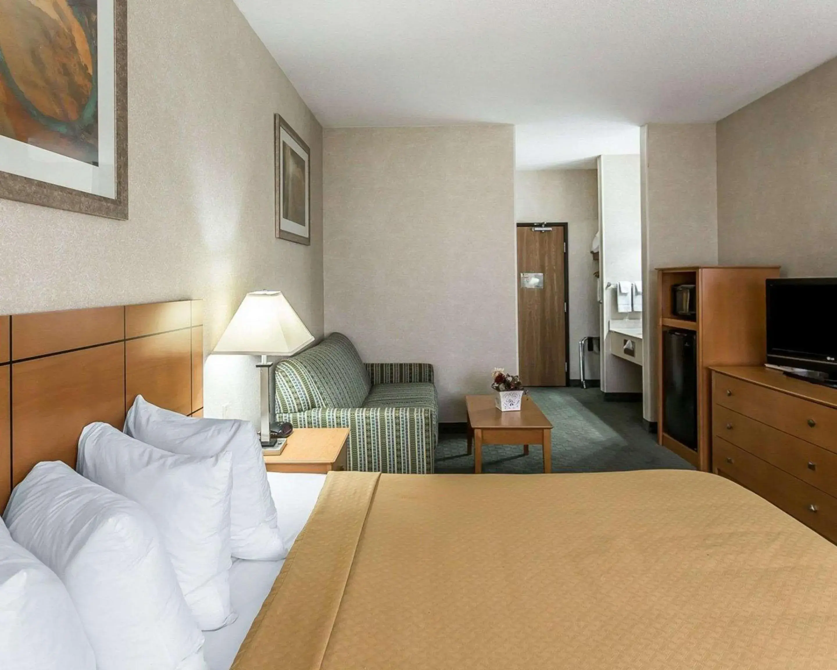 Photo of the whole room, Bed in Quality Inn at Collins Road - Cedar Rapids Photo of the whole room, Bed in Quality Inn at Collins Road - Cedar Rapids