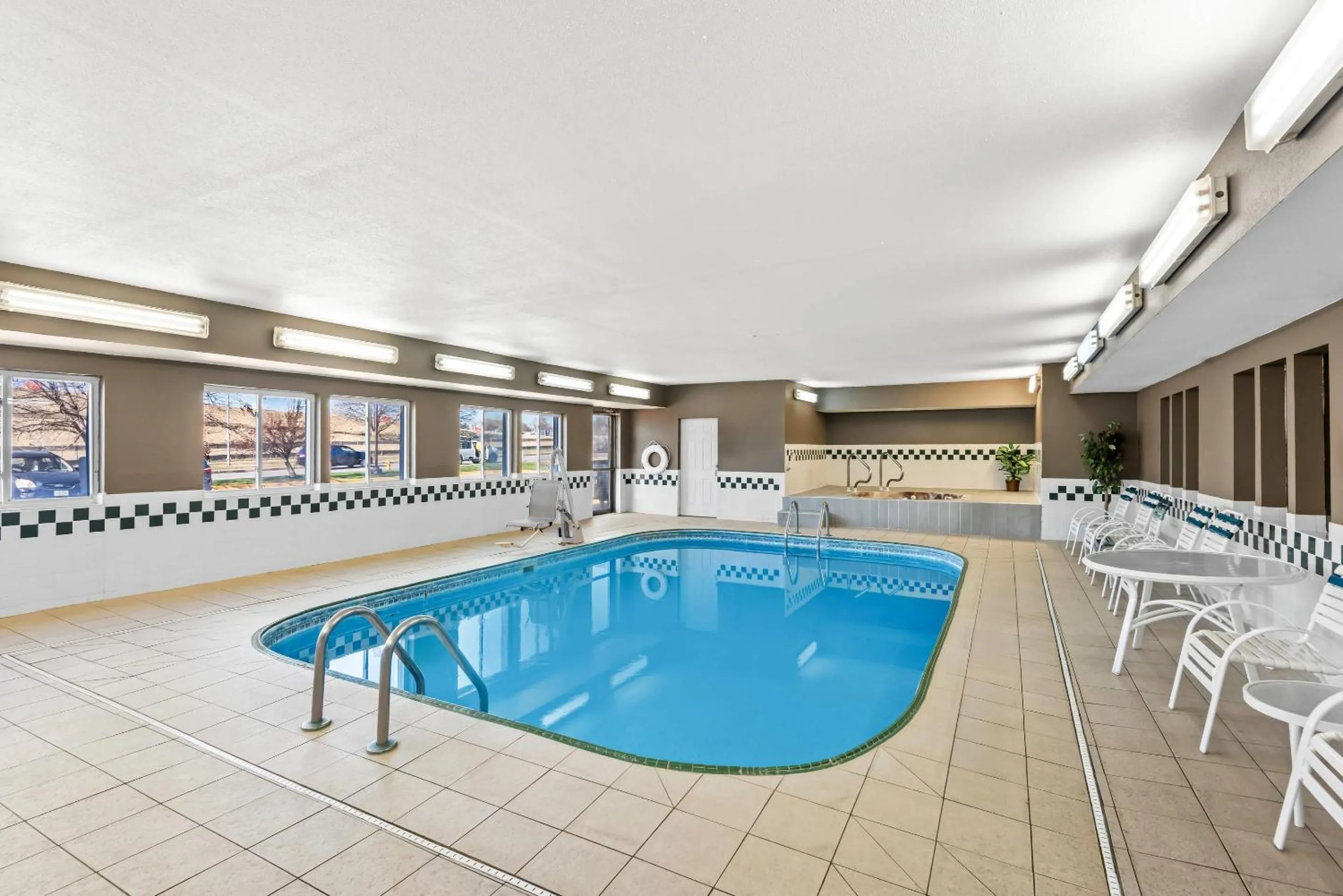 Swimming pool in Quality Inn & Suites Des Moines Airport