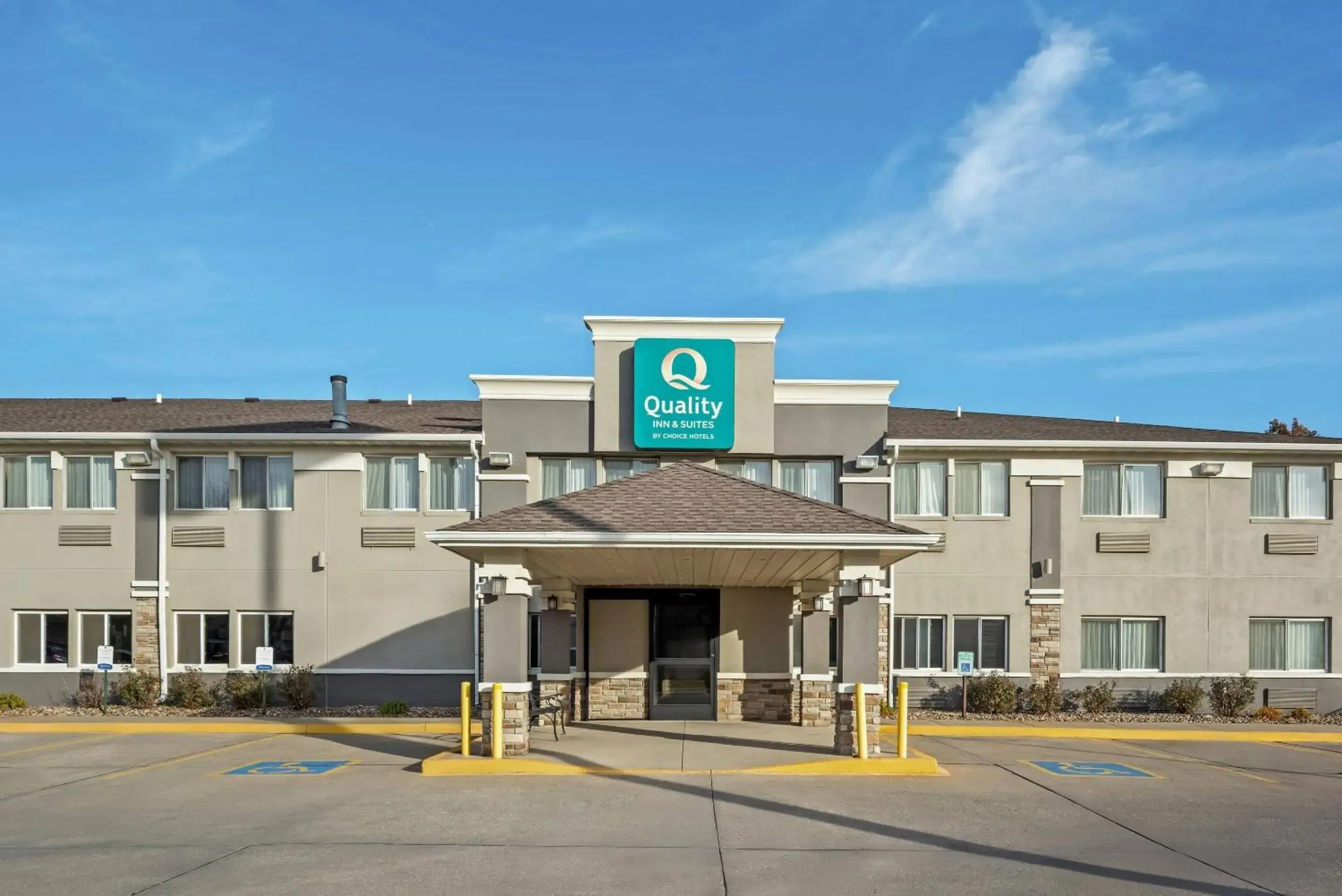 Quality Inn & Suites Des Moines Airport Quality Inn & Suites Des Moines Airport