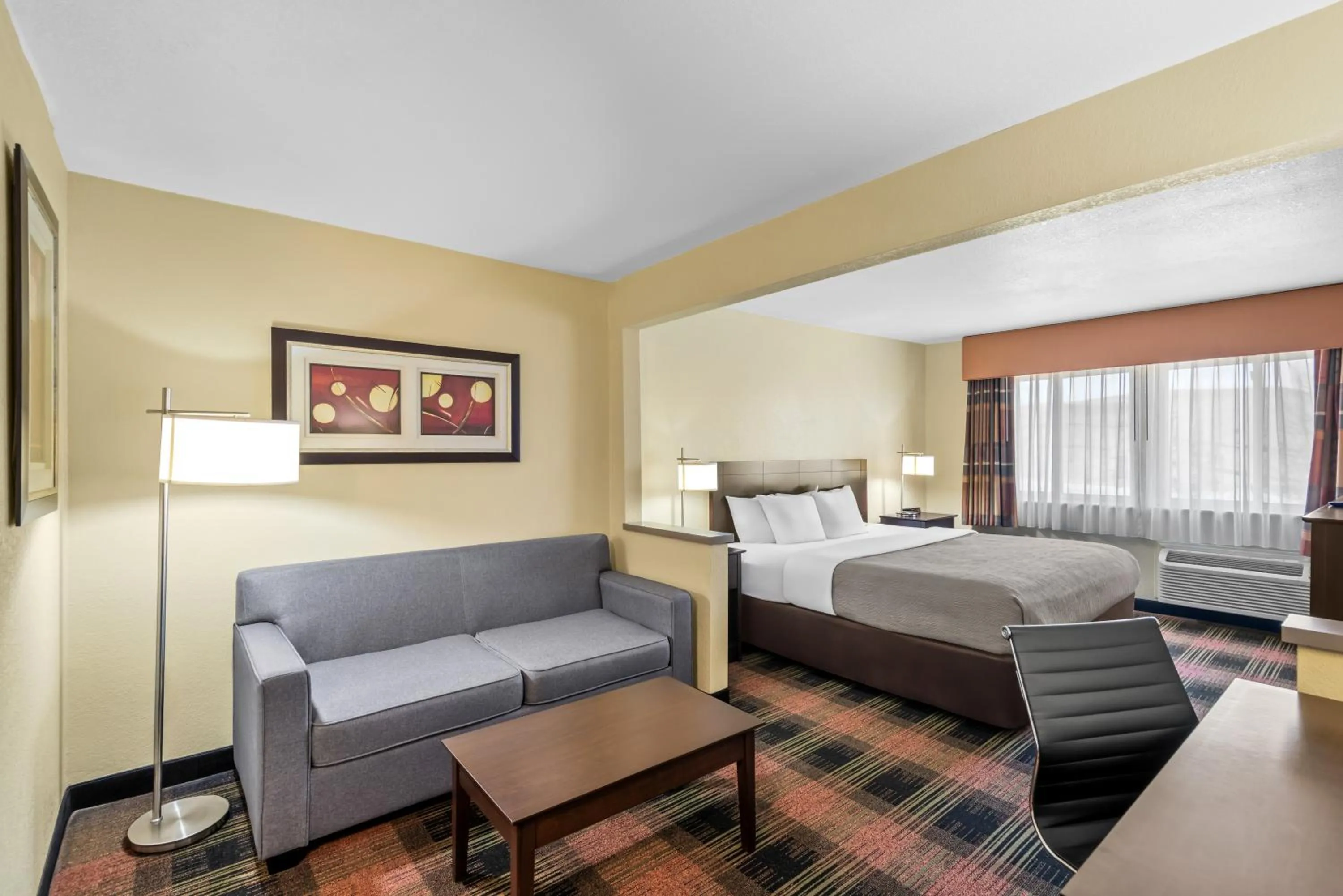 Photo of the whole room, Bed in Quality Inn & Suites Des Moines Airport