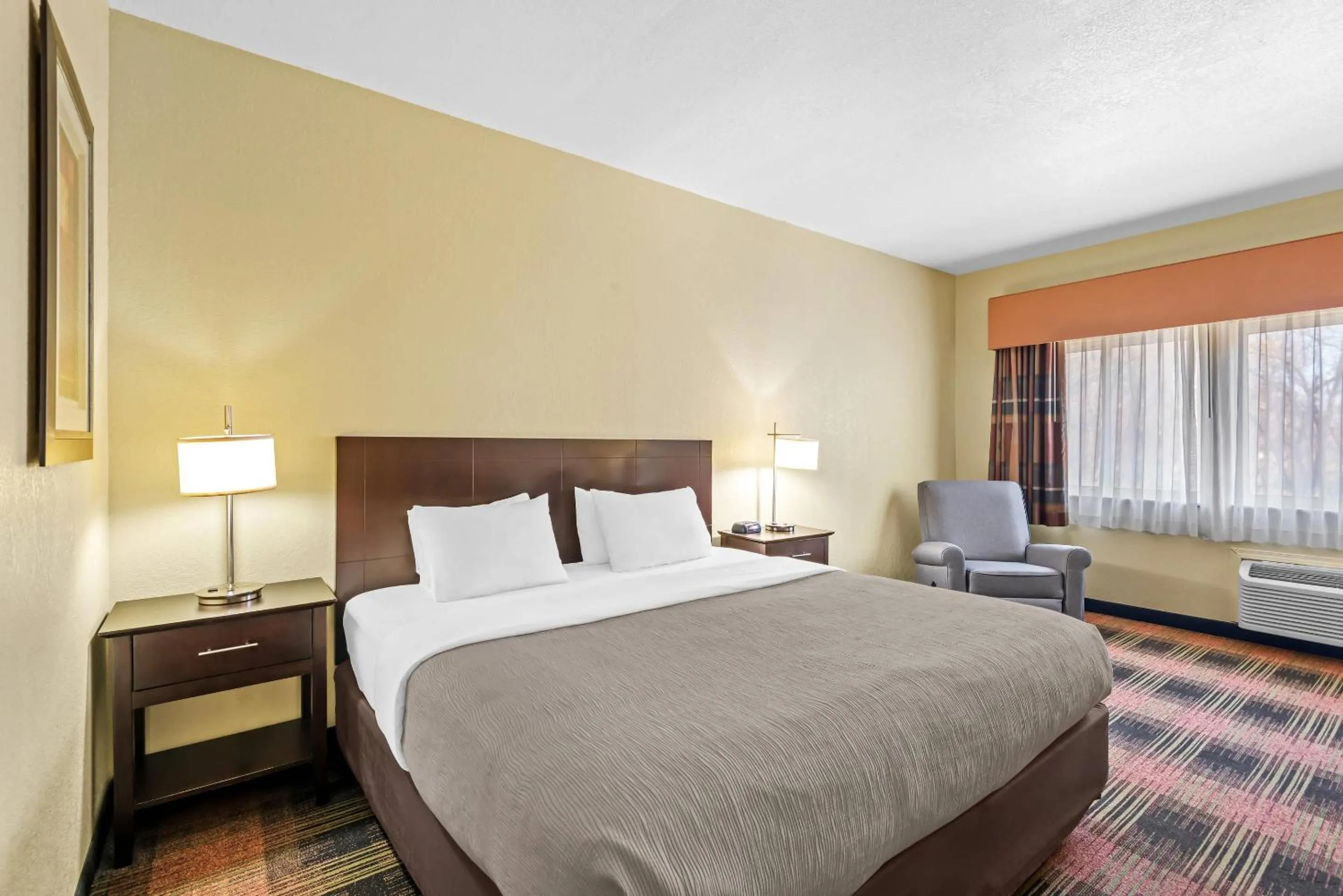 Bedroom, Bed in Quality Inn & Suites Des Moines Airport