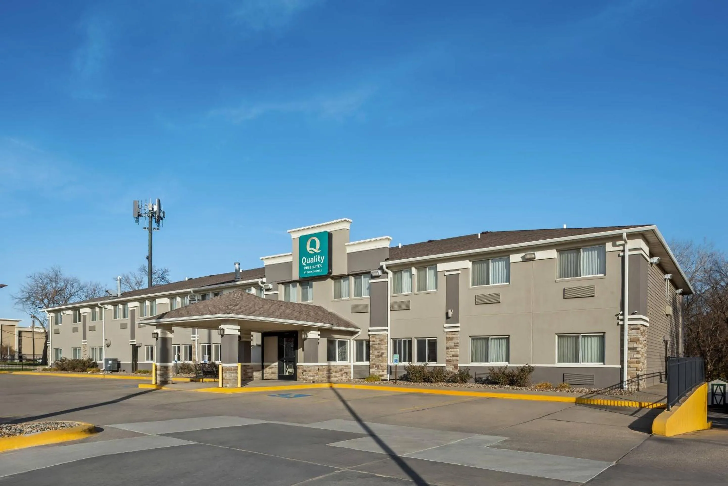 Property building in Quality Inn & Suites Des Moines Airport
