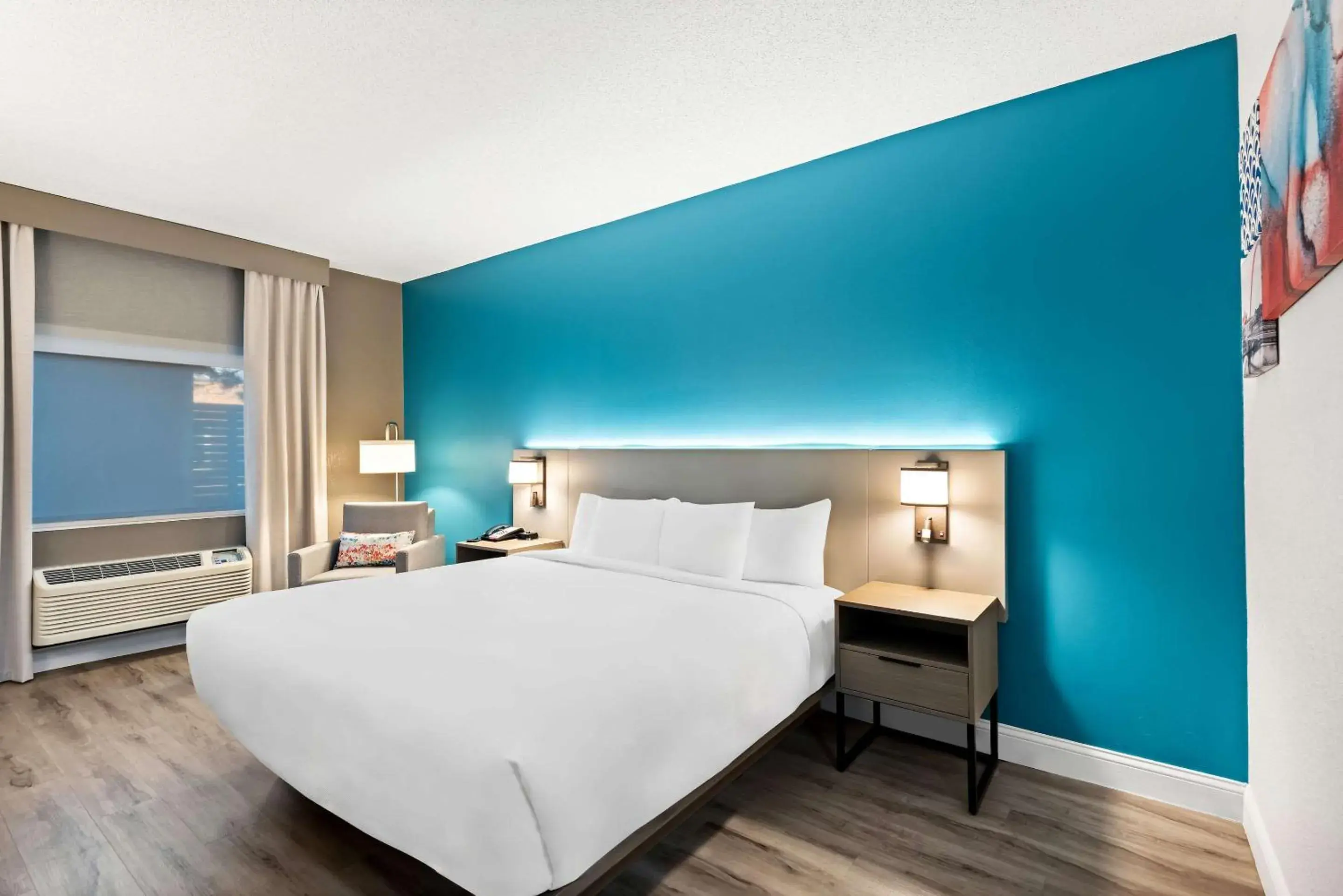 Bedroom, Bed in Comfort Inn & Suites Bedroom, Bed in Comfort Inn & Suites