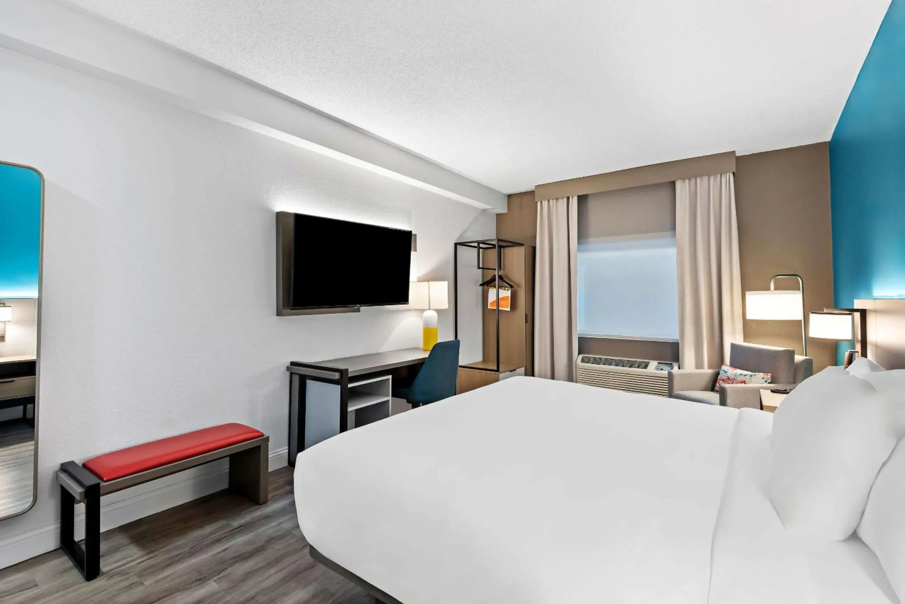 Bedroom, Bed in Comfort Inn & Suites Bedroom, Bed in Comfort Inn & Suites