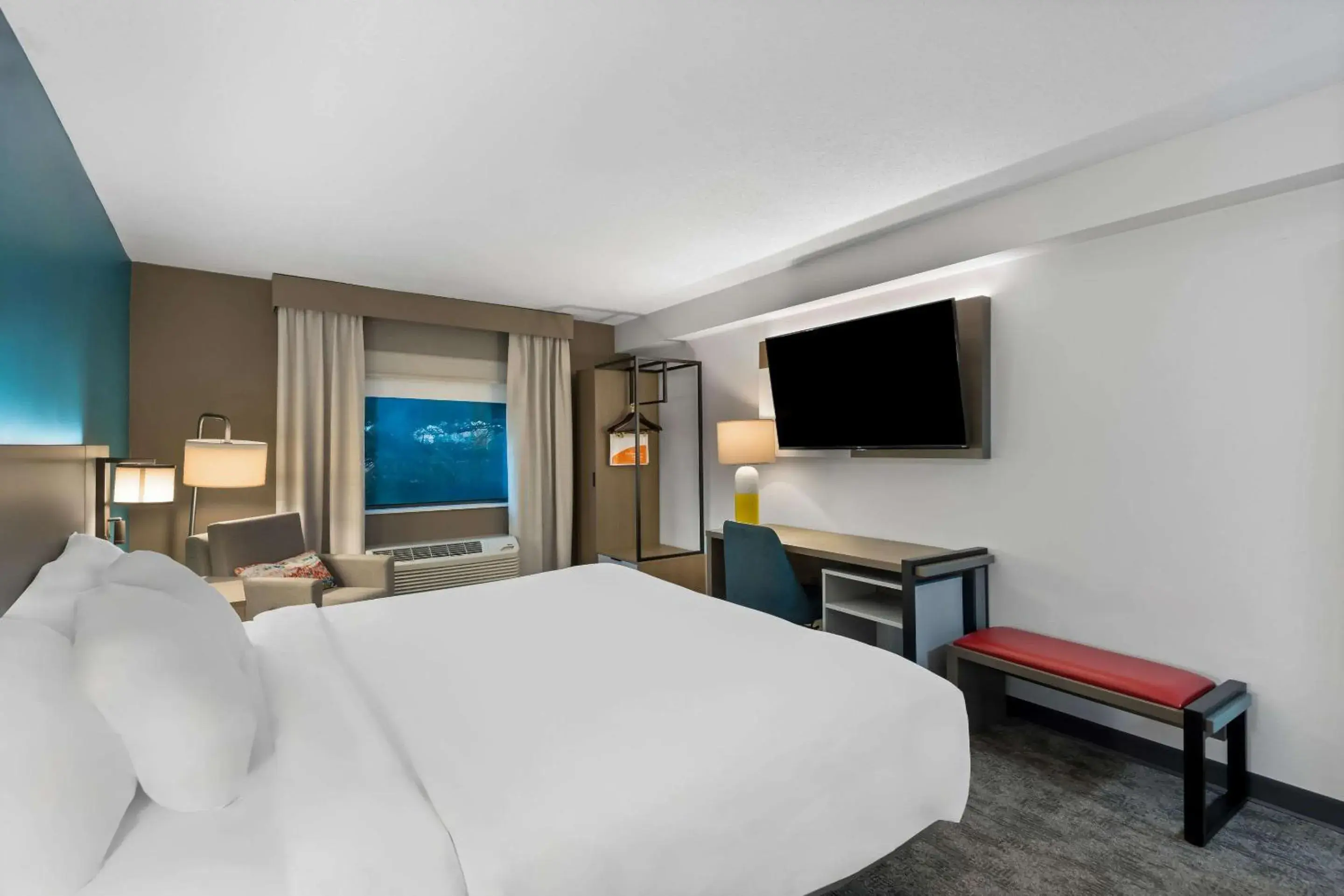 Bedroom, Bed in Comfort Inn & Suites Bedroom, Bed in Comfort Inn & Suites