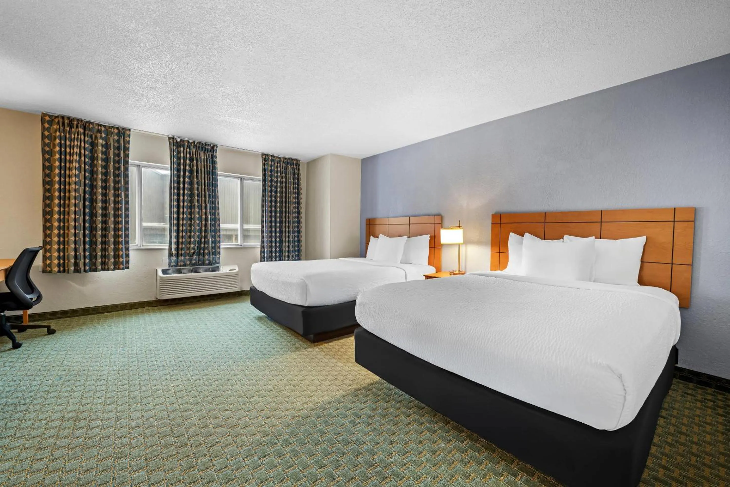 Bedroom, Bed in Quality Inn Dubuque on Hwy 20