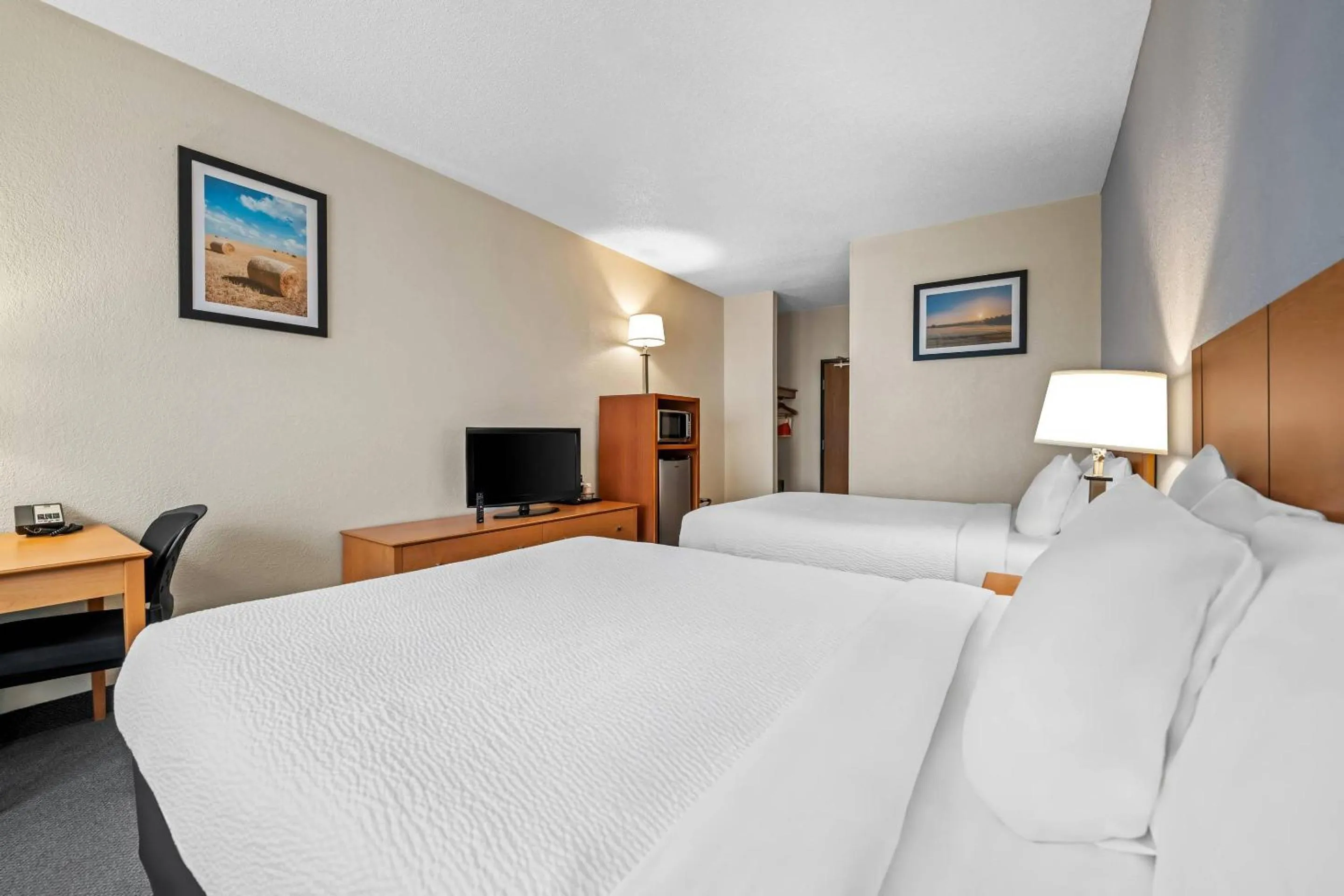 Bedroom, Bed in Quality Inn Dubuque on Hwy 20