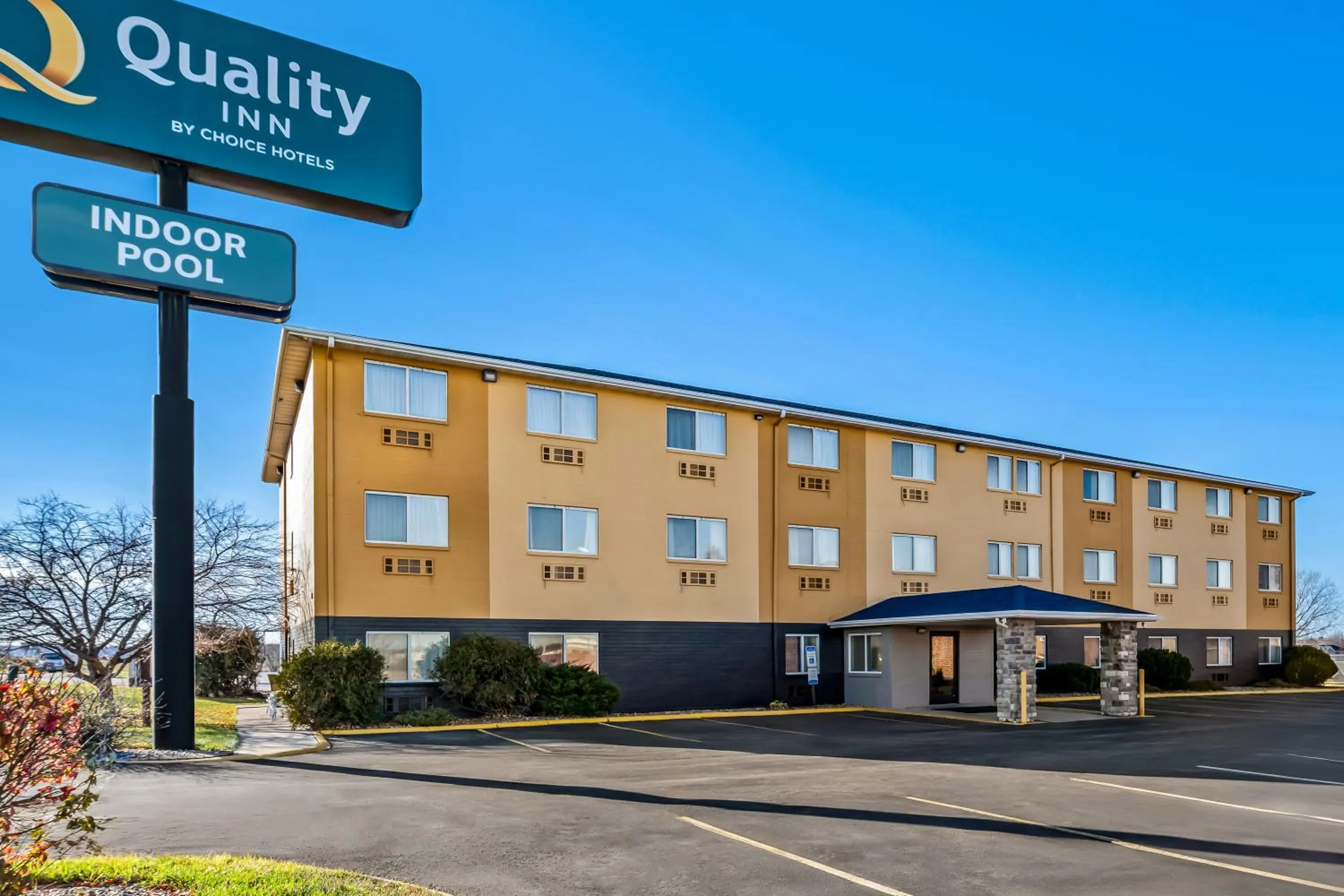 Property building in Quality Inn Dubuque on Hwy 20