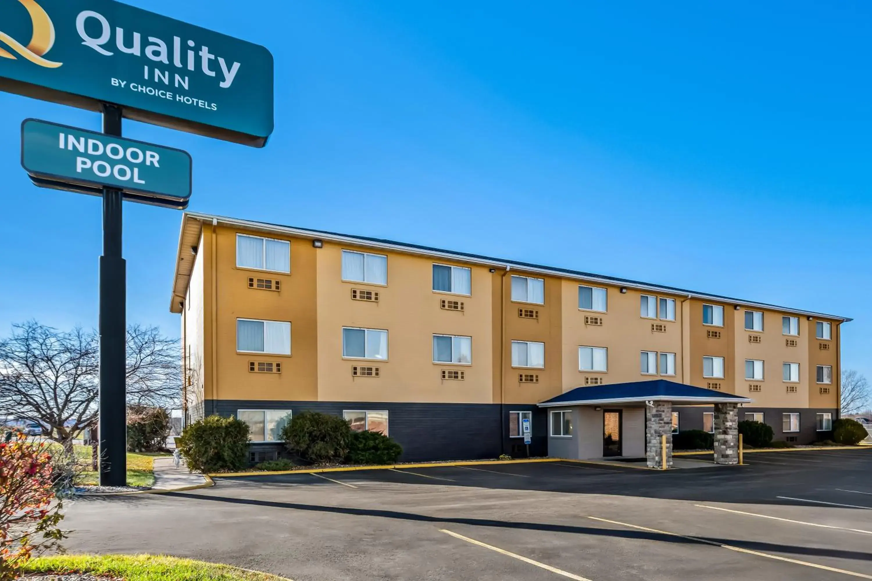 Property building in Quality Inn Dubuque on Hwy 20 Property building in Quality Inn Dubuque on Hwy 20