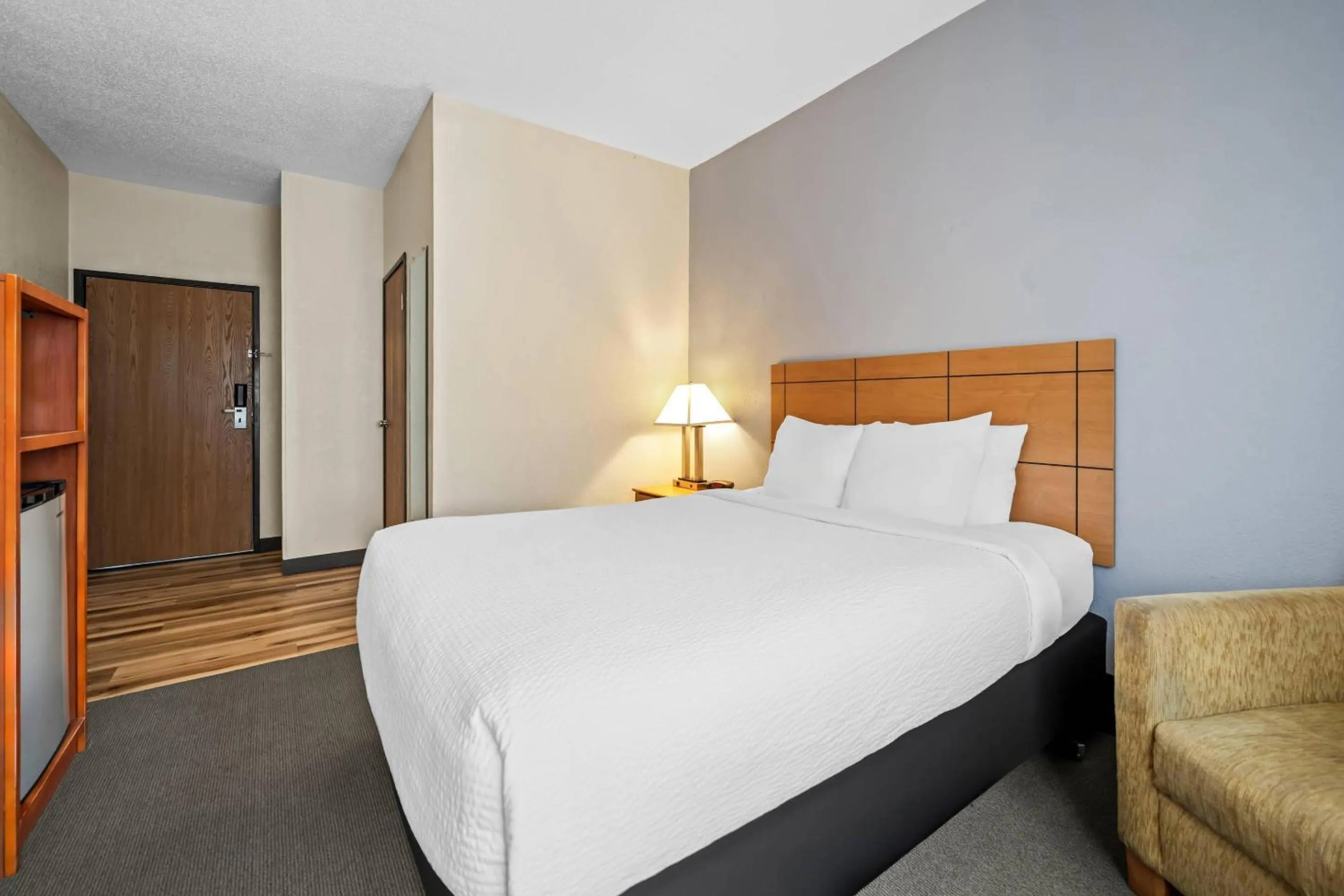 Bedroom, Bed in Quality Inn Dubuque on Hwy 20