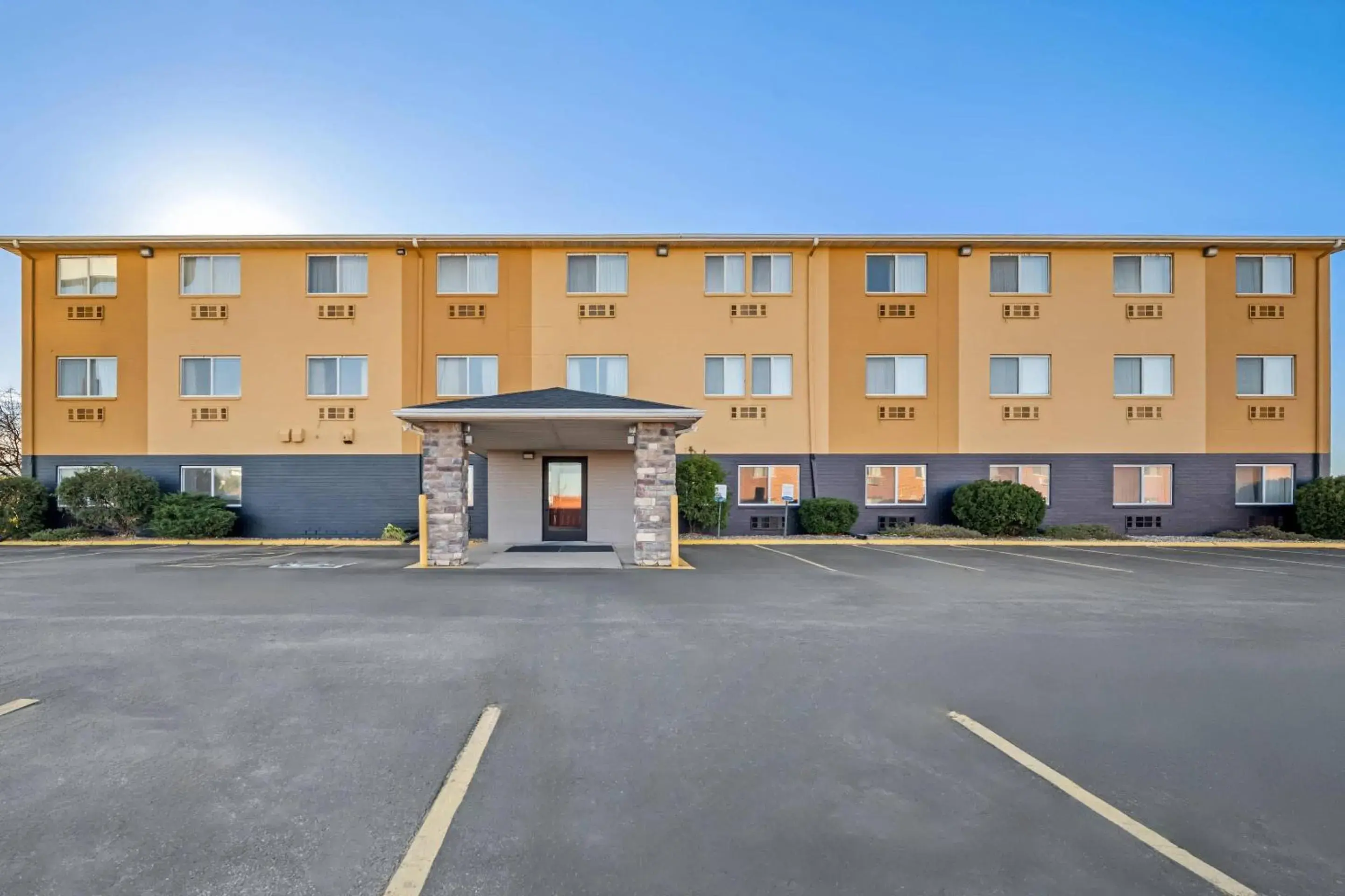 Property building in Quality Inn Dubuque on Hwy 20 Property building in Quality Inn Dubuque on Hwy 20