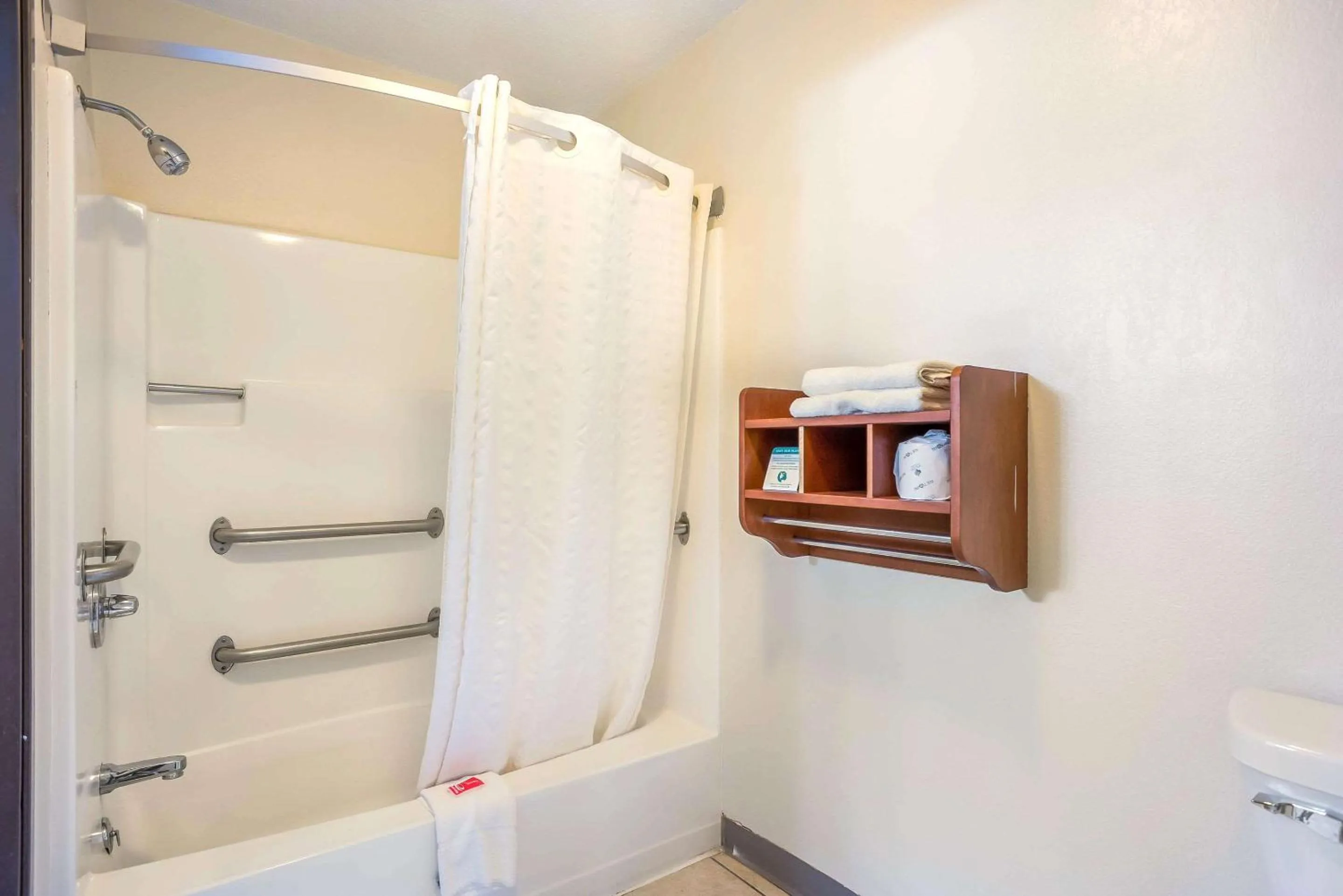 Bedroom in Econo Lodge Cedar Rapids South