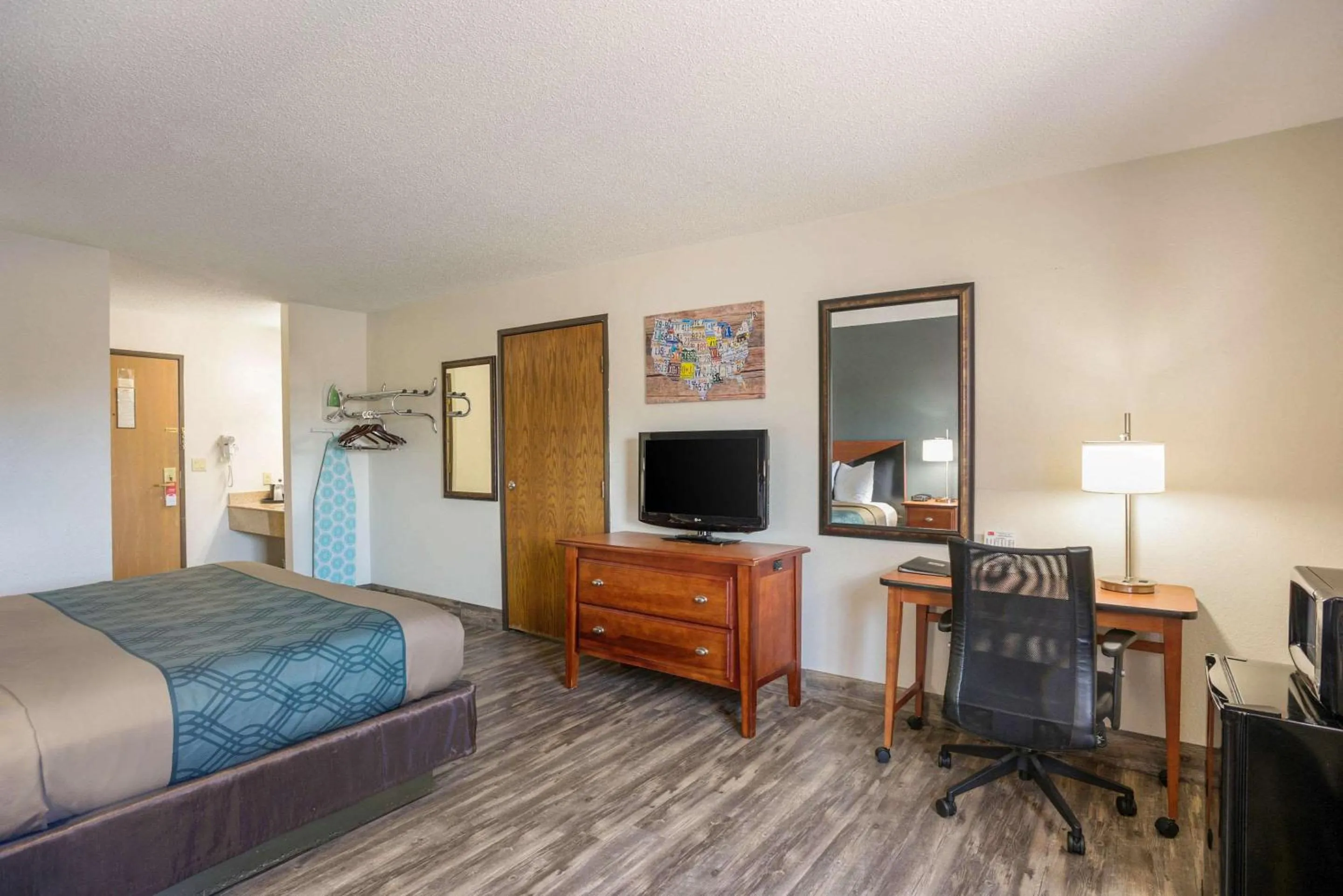 Bedroom, Bed in Econo Lodge Cedar Rapids South