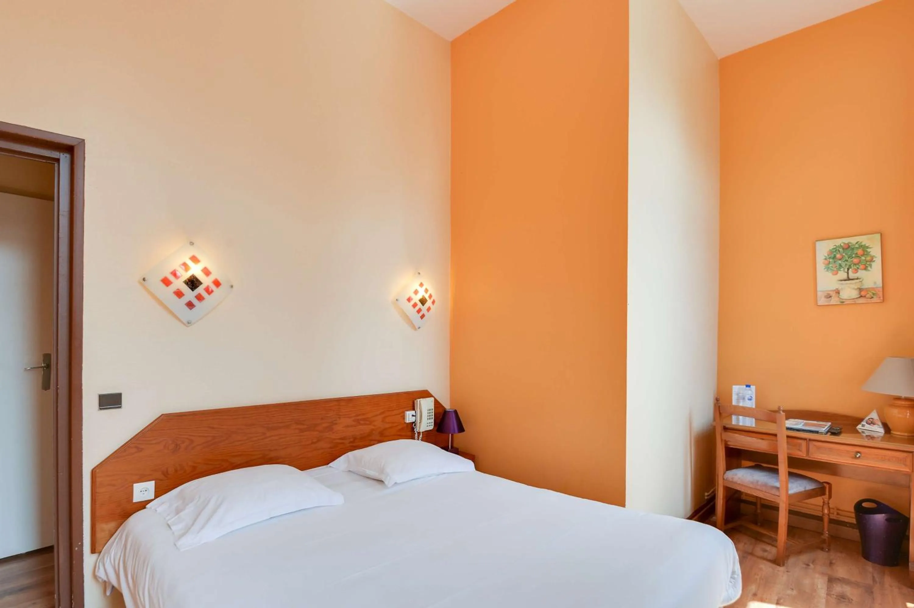 Bedroom, Bed in Brit Hotel Notre Dame