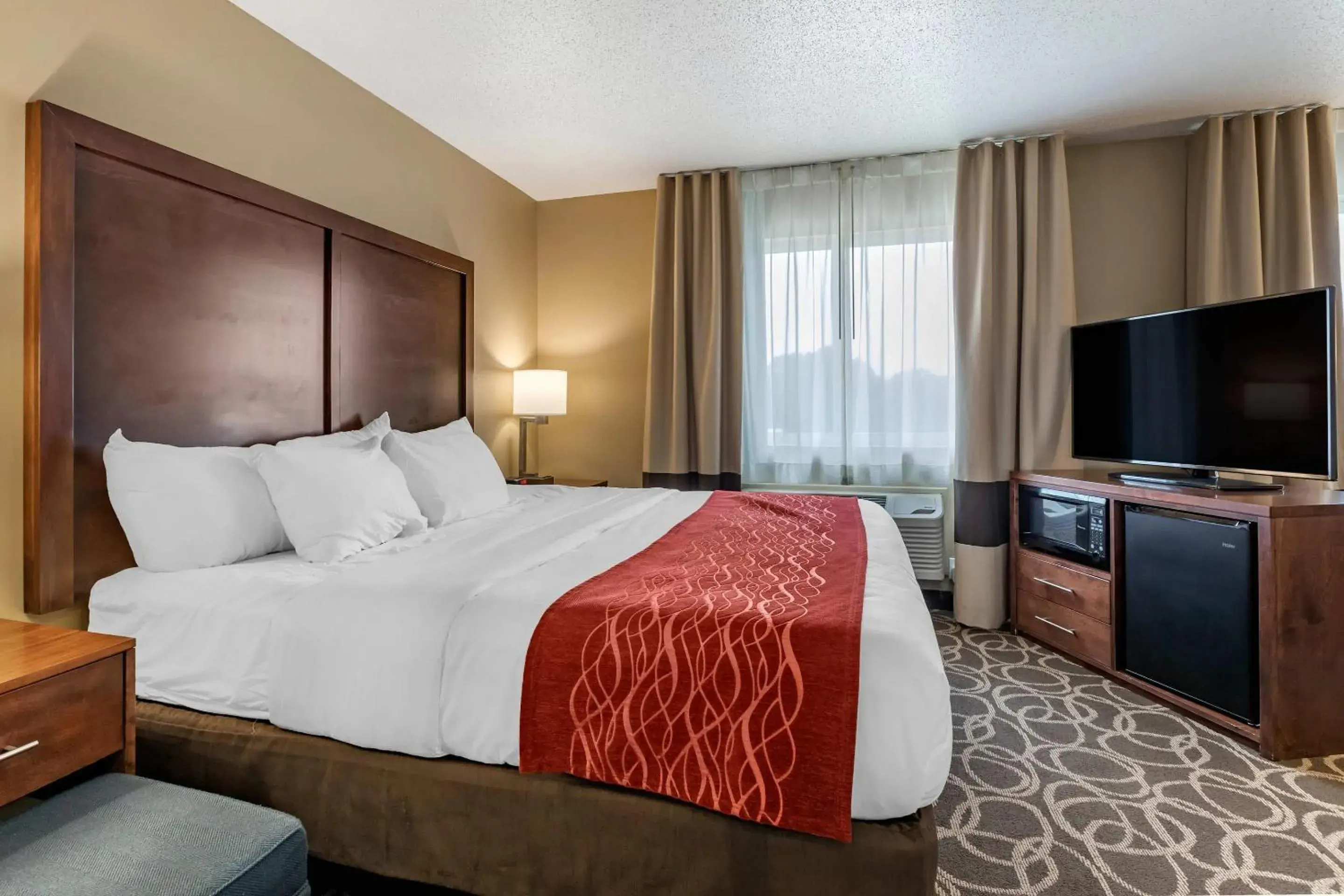 Bedroom, Bed in Comfort Inn Dyersville Near the Field of Dreams Bedroom, Bed in Comfort Inn Dyersville Near the Field of Dreams