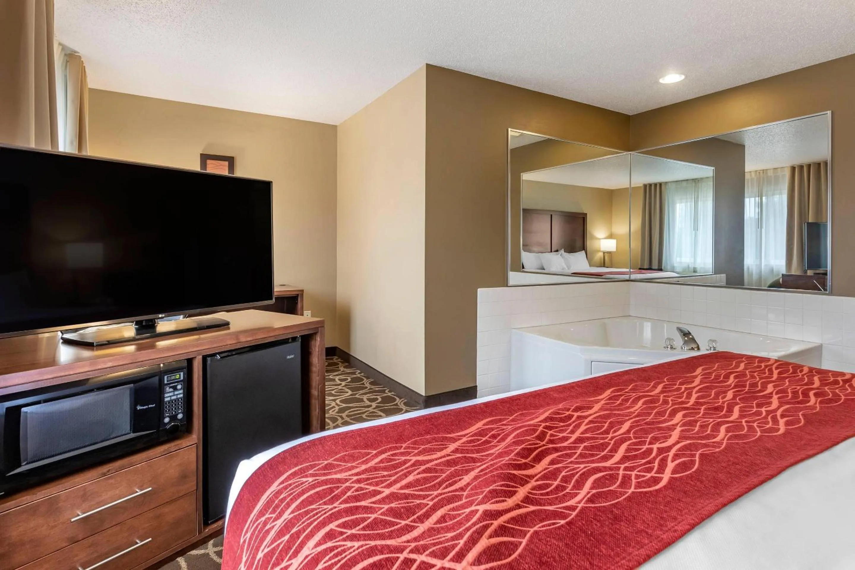 Bedroom in Comfort Inn Dyersville Near the Field of Dreams