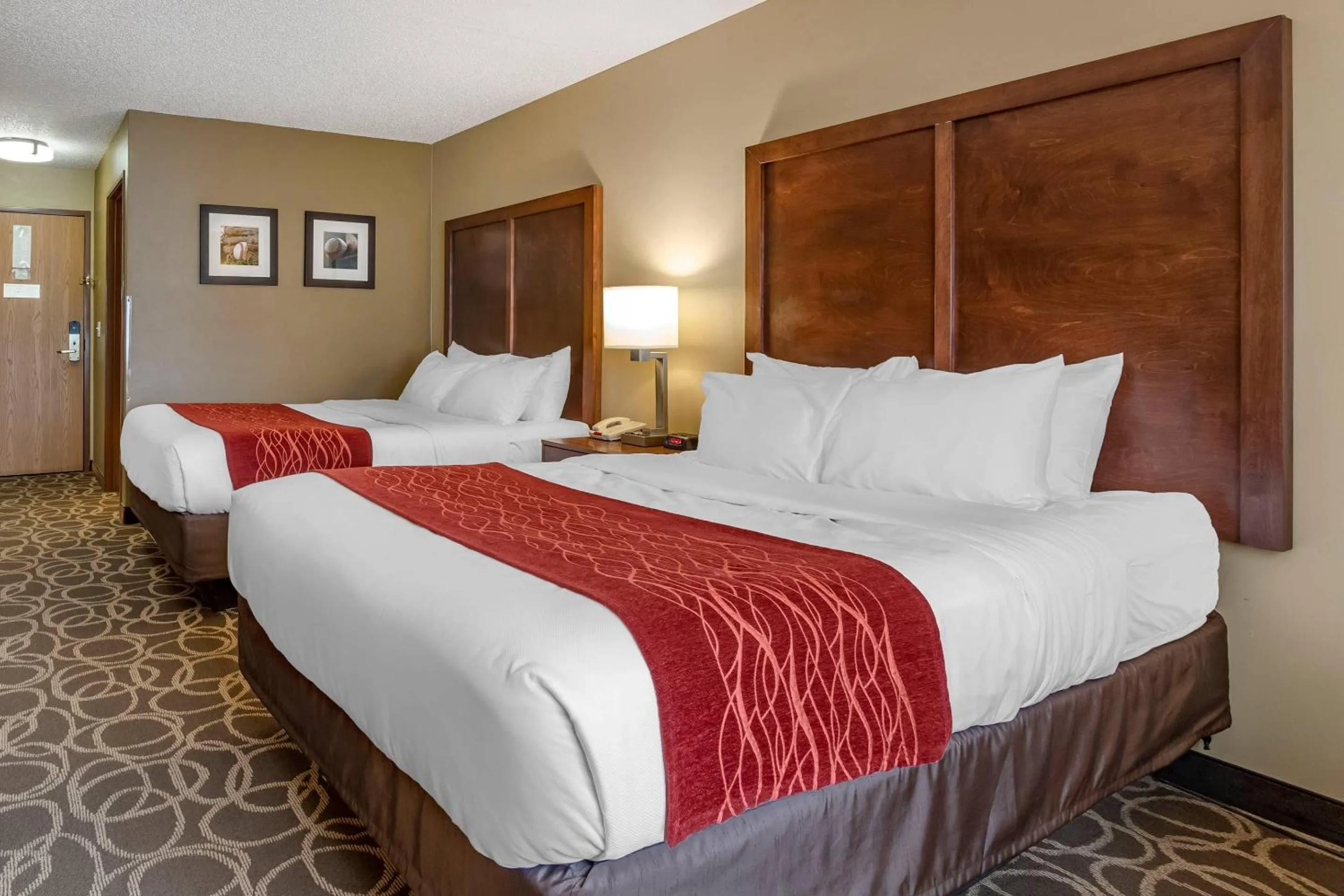 Bedroom, Bed in Comfort Inn Dyersville Near the Field of Dreams
