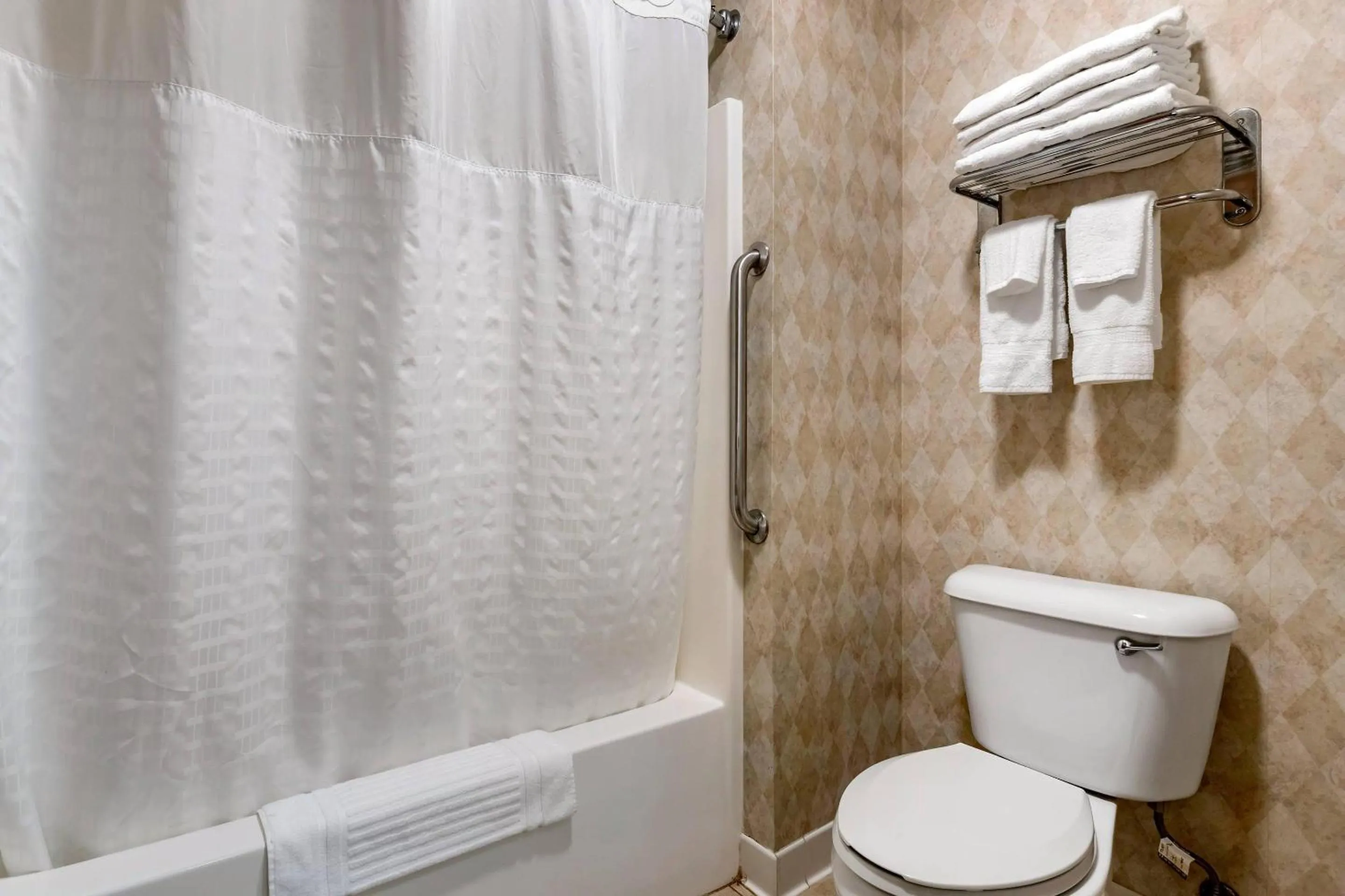 Bedroom in Comfort Inn Dyersville Near the Field of Dreams