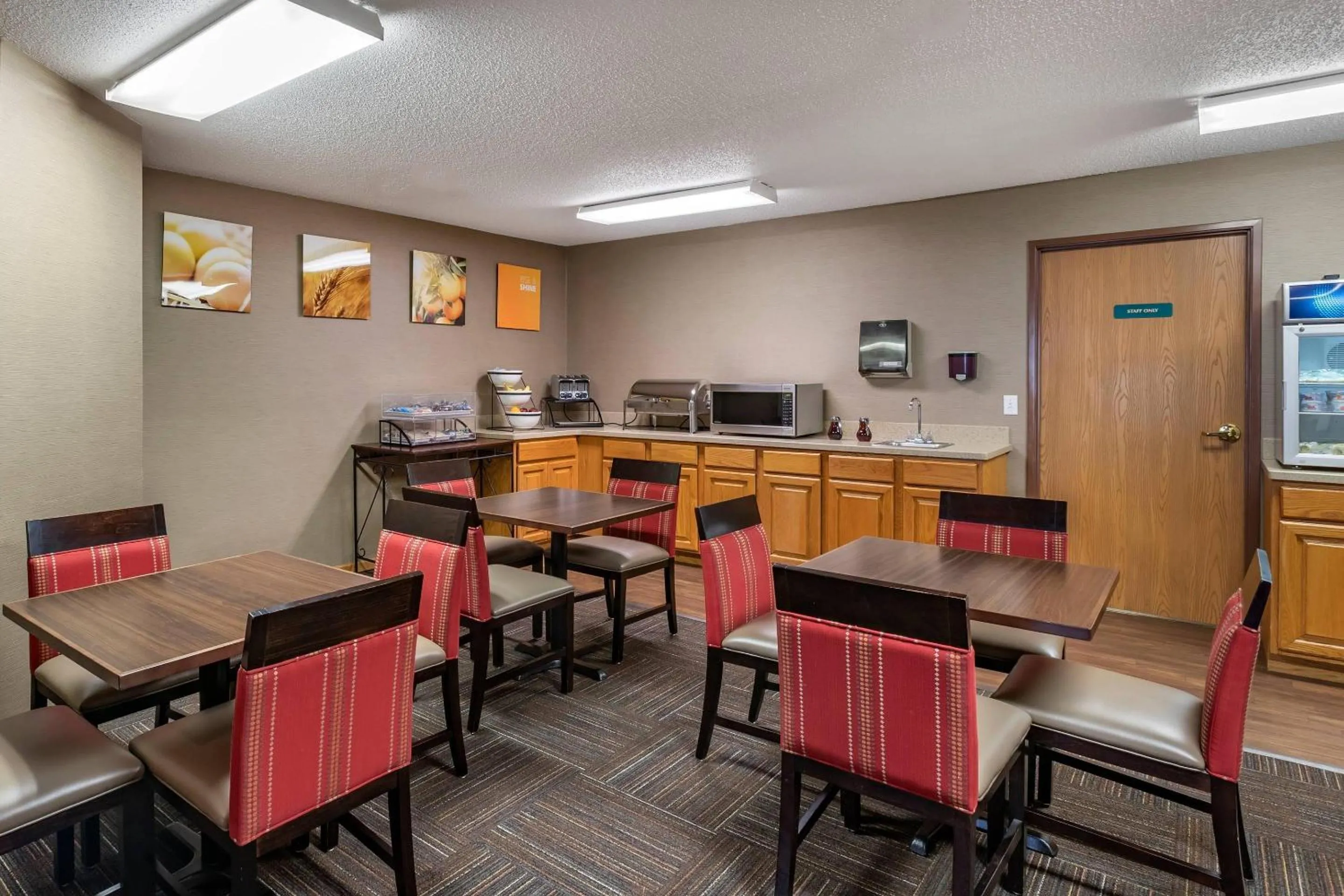 Breakfast in Comfort Inn Dyersville Near the Field of Dreams