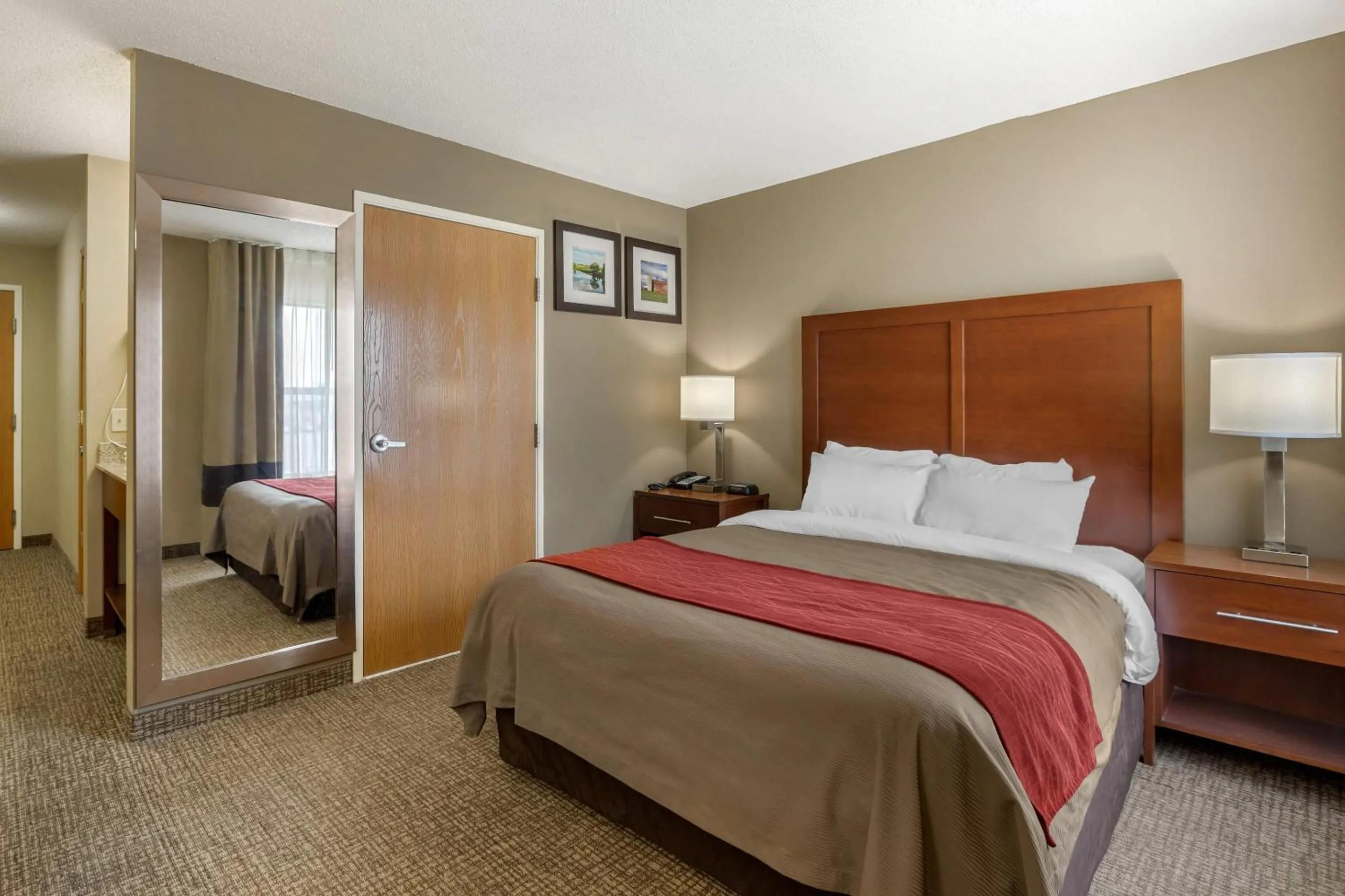 Bedroom, Bed in Comfort Inn Walcott near Davenport