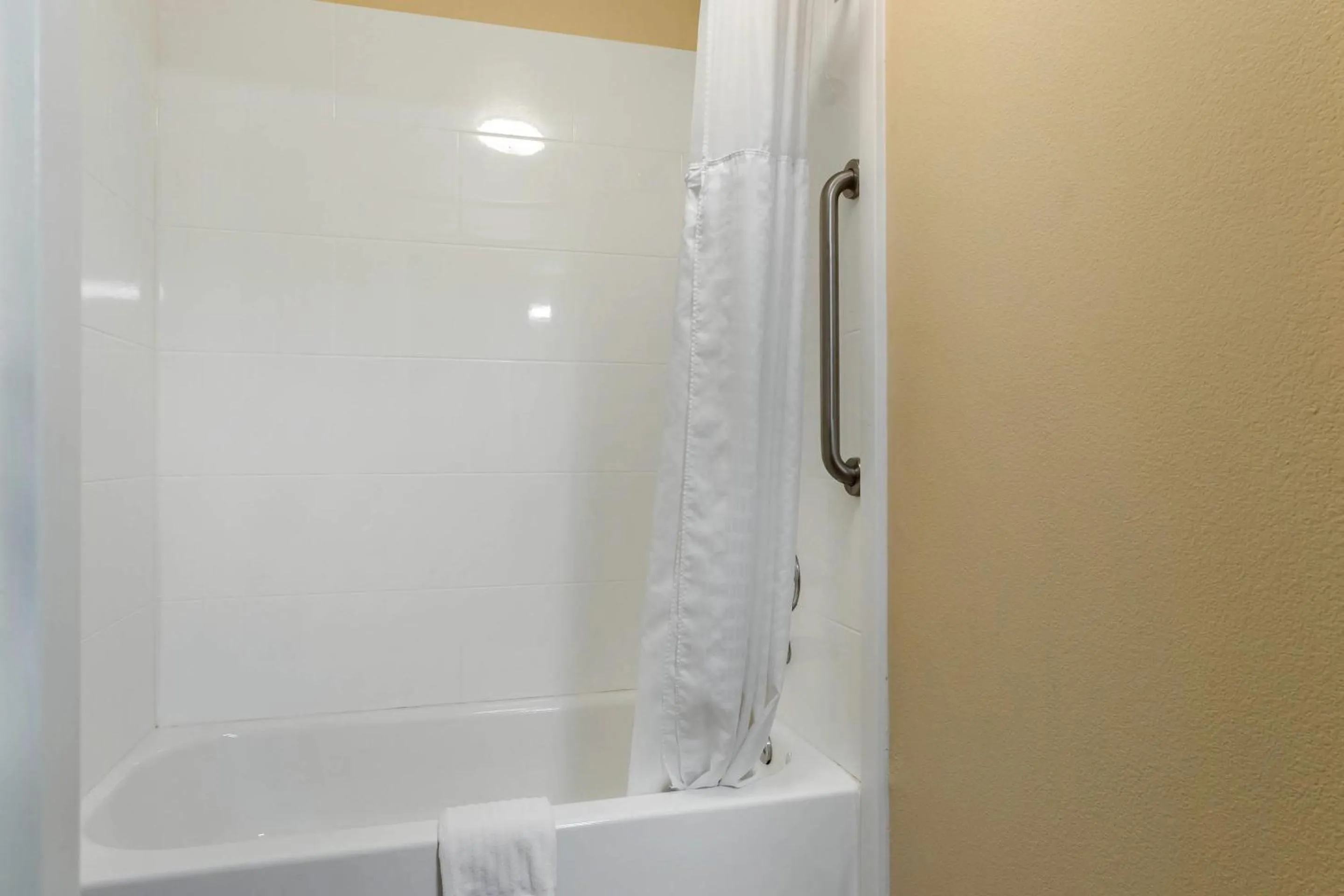 Bedroom in Comfort Inn Walcott near Davenport