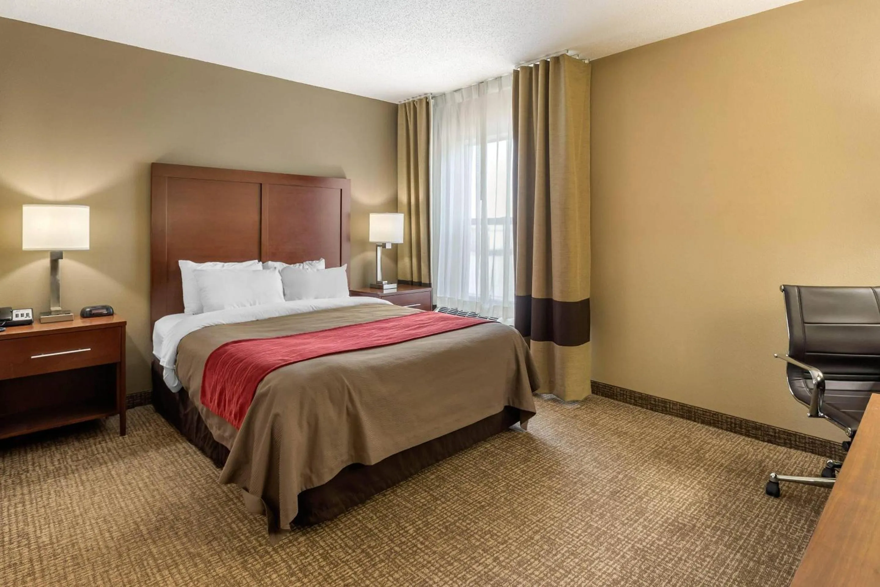 Bedroom, Bed in Comfort Inn Walcott near Davenport