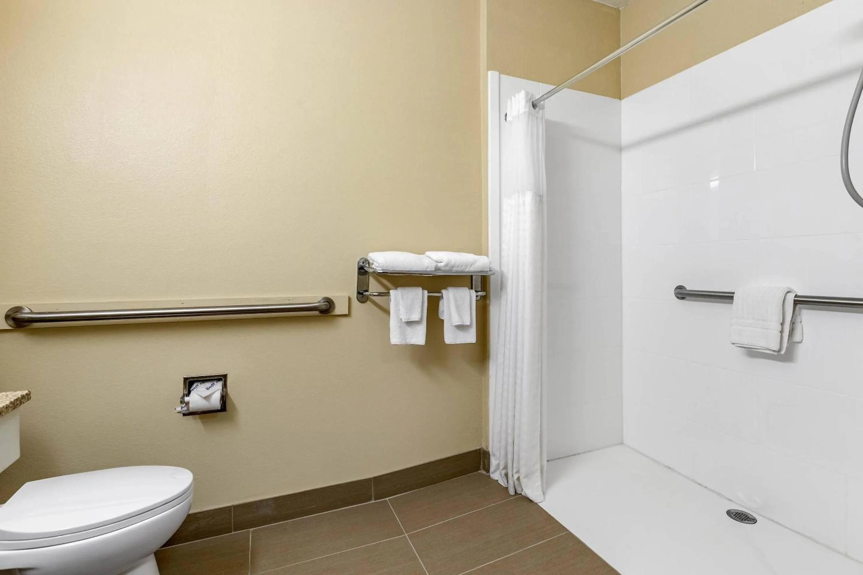 Bedroom in Comfort Inn Walcott near Davenport