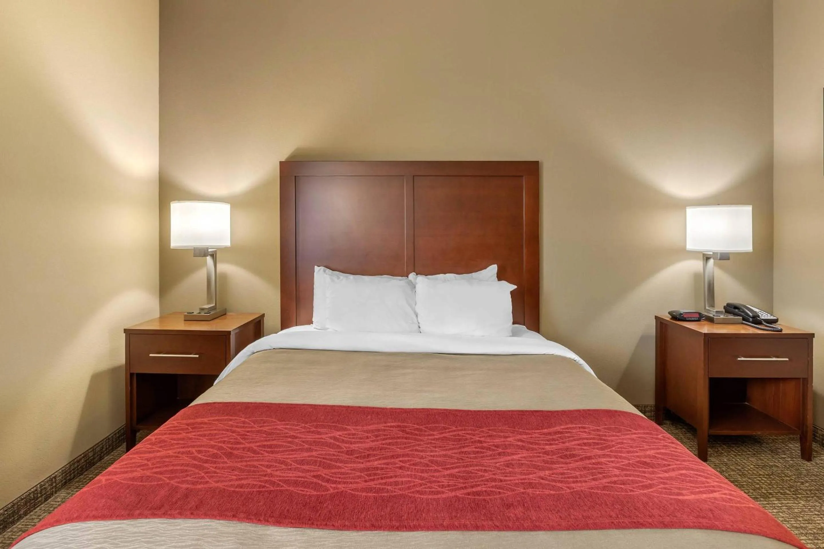 Bedroom, Bed in Comfort Inn Walcott near Davenport