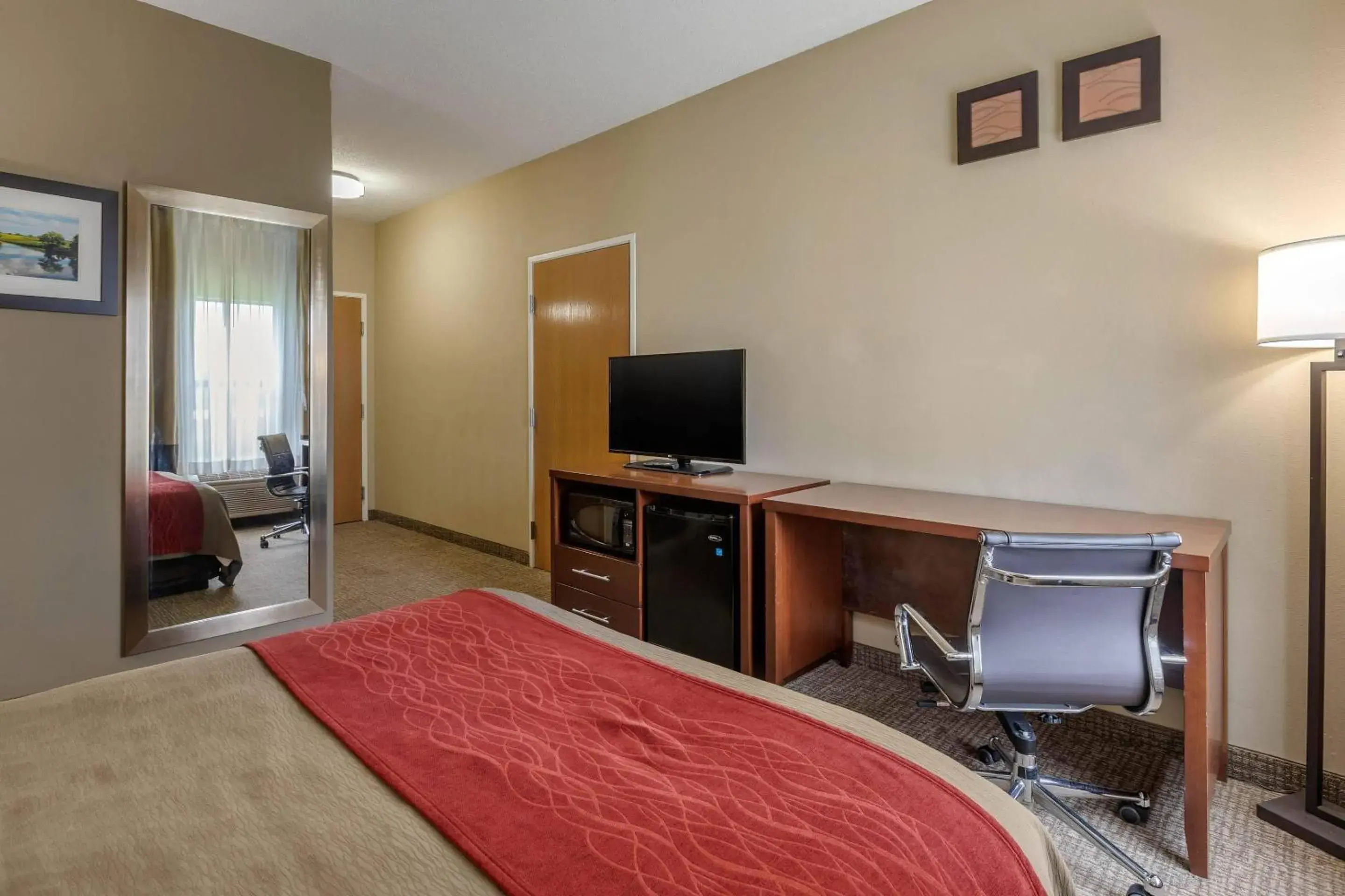 Bedroom, Bed in Comfort Inn Walcott near Davenport Bedroom, Bed in Comfort Inn Walcott near Davenport