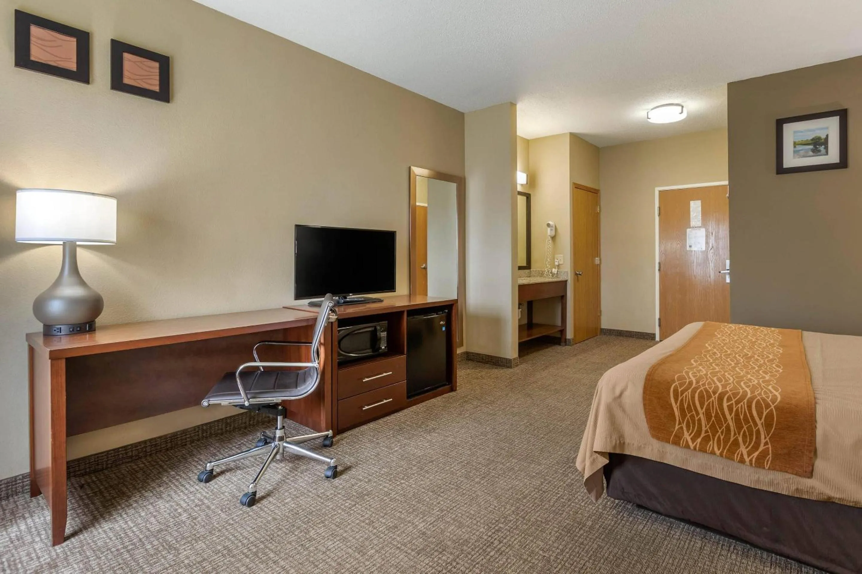 Bedroom, Bed in Comfort Inn Walcott near Davenport