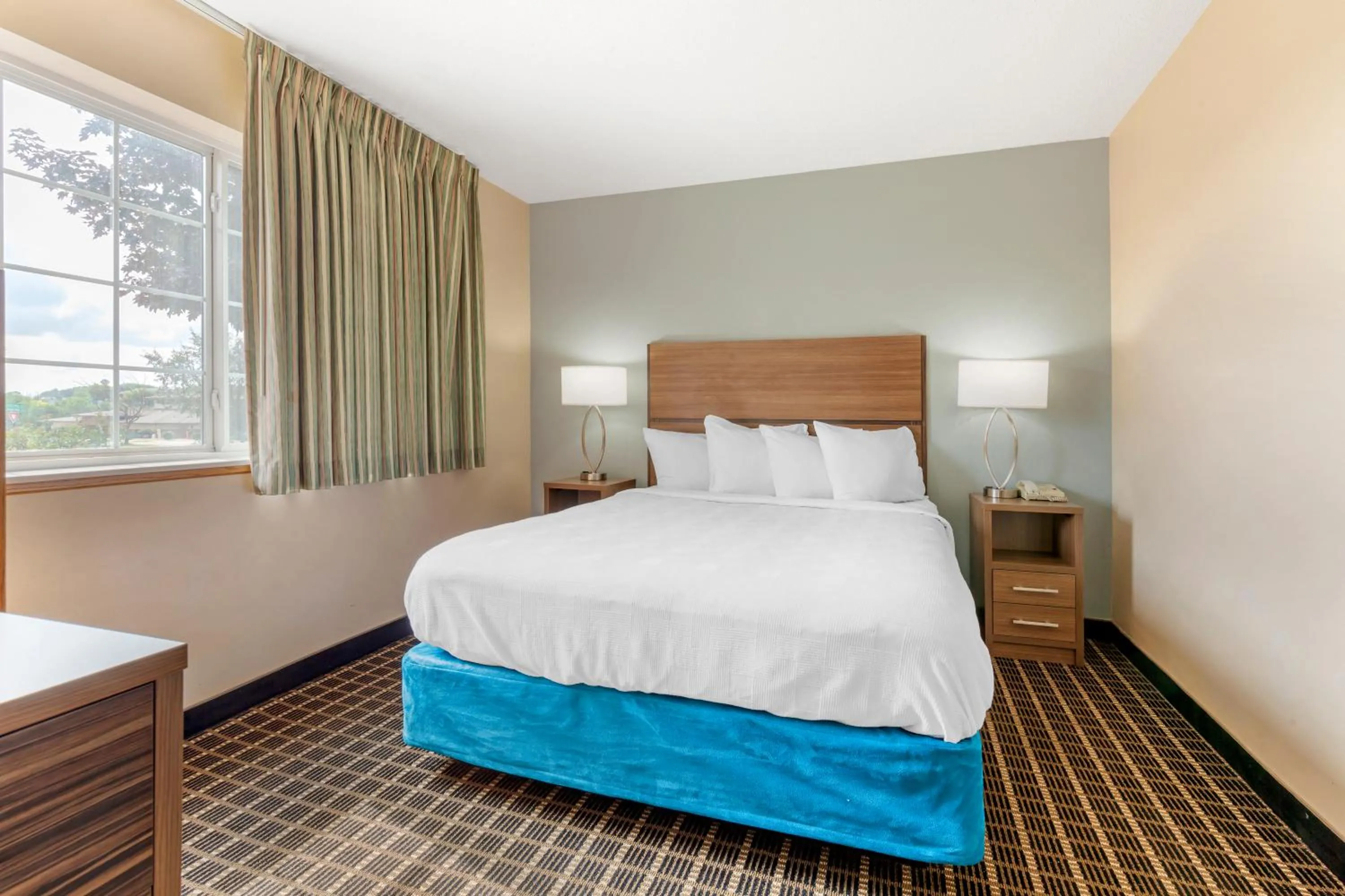 Bed in MainStay Suites Dubuque at Hwy 20