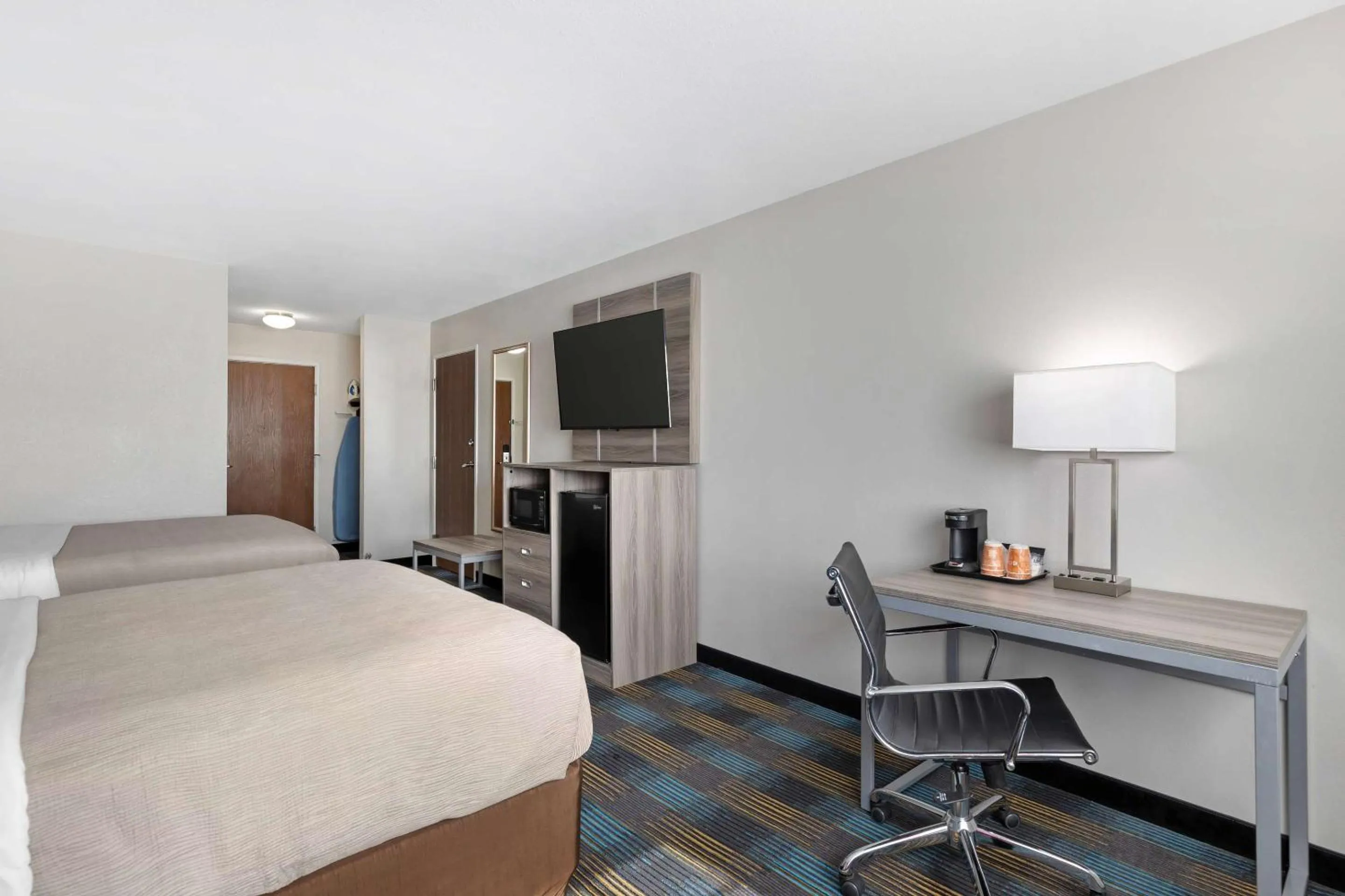 Bedroom, Bed in Quality Inn & Suites Fort Madison near Hwy 61