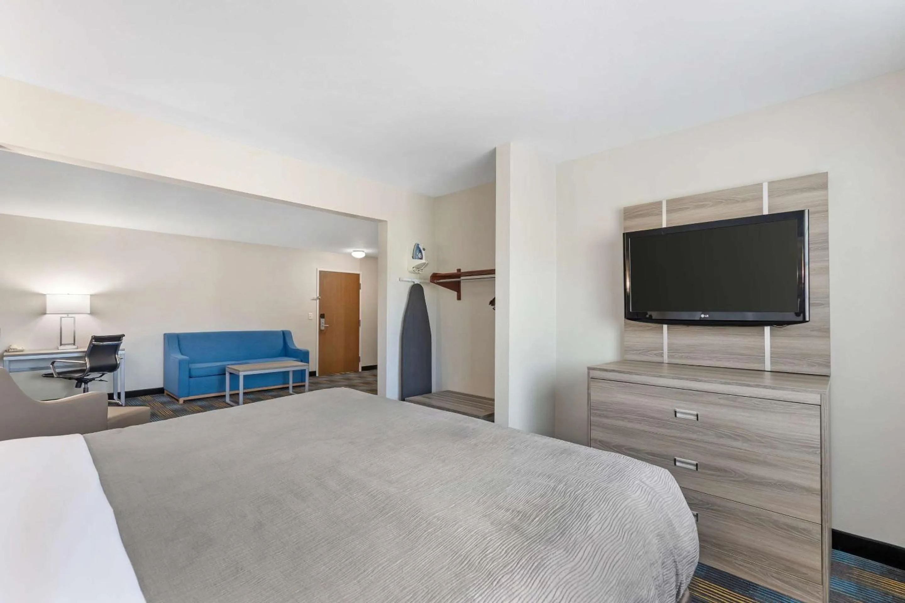 Bedroom, Bed in Quality Inn & Suites Fort Madison near Hwy 61