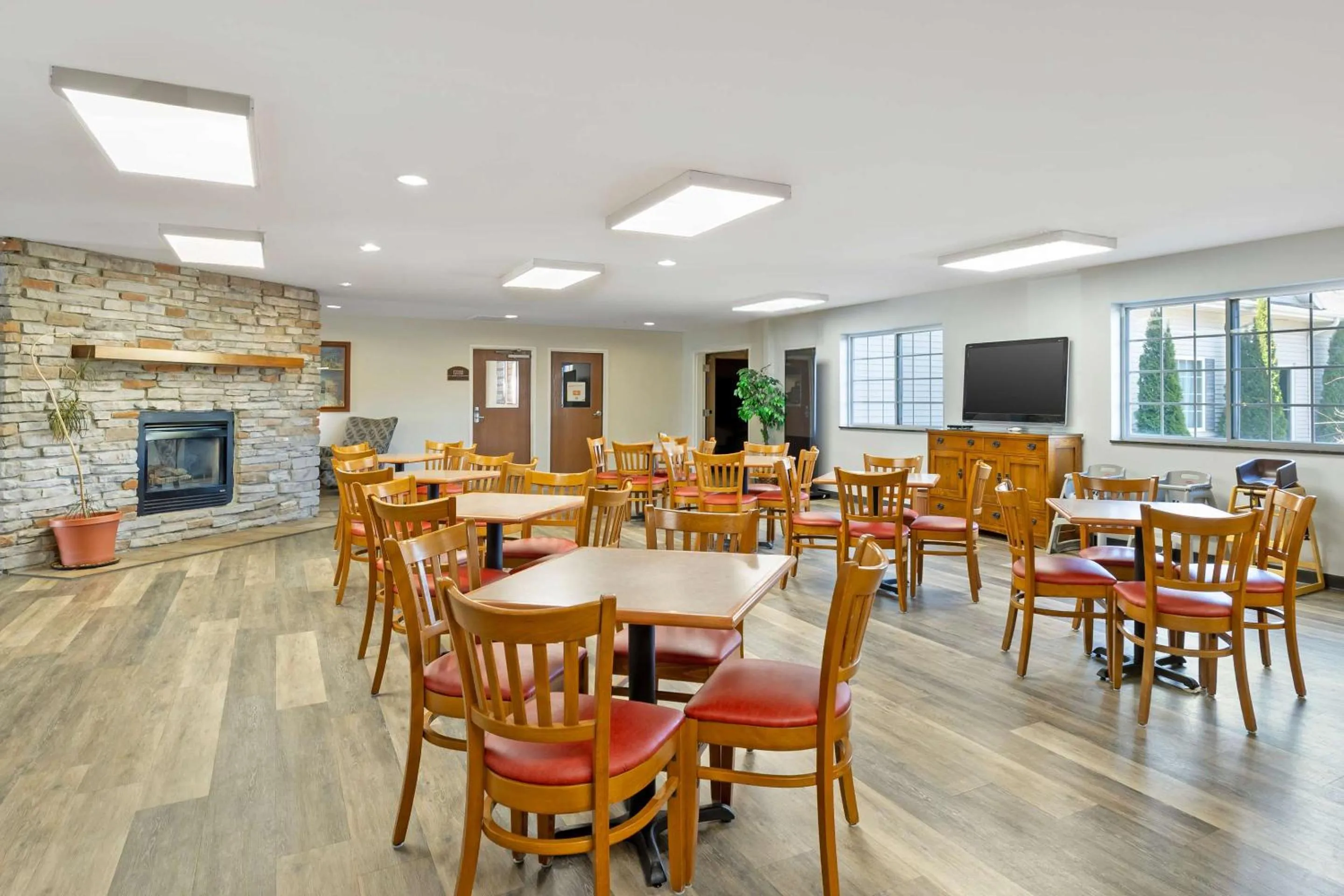 Breakfast in Quality Inn & Suites Fort Madison near Hwy 61