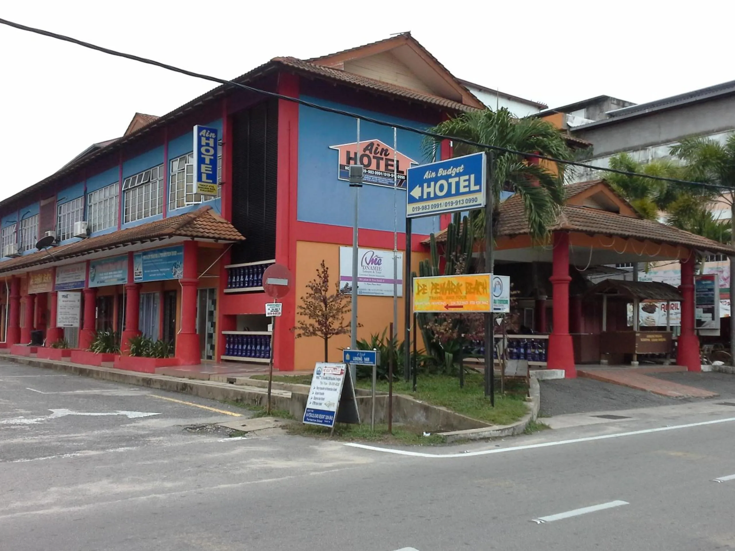 KUALA BESUT JETTY BUDGET HOTEL AIN - In front of Kuala Besut Jetty
