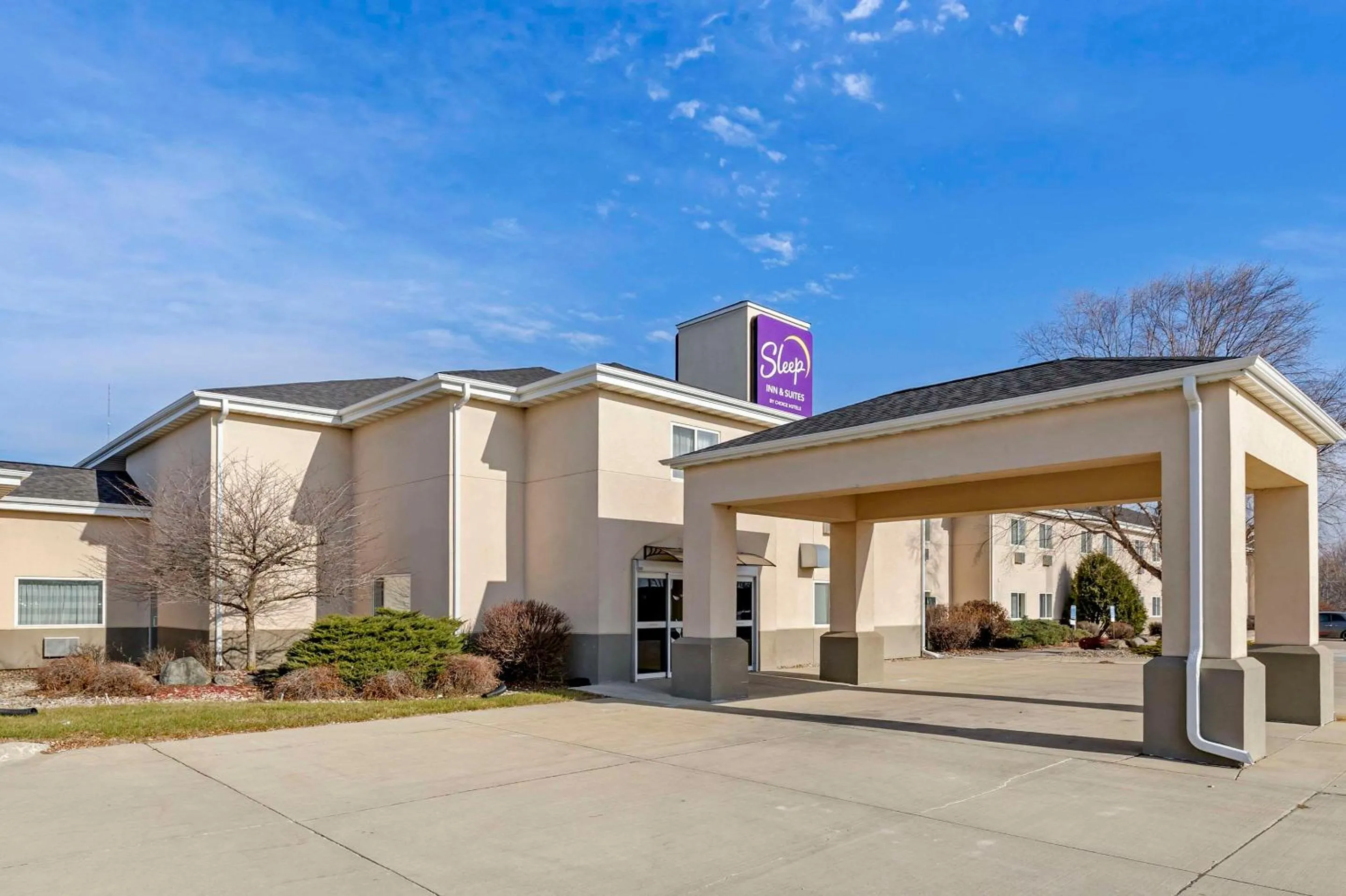 Property building in Sleep Inn & Suites Charles City