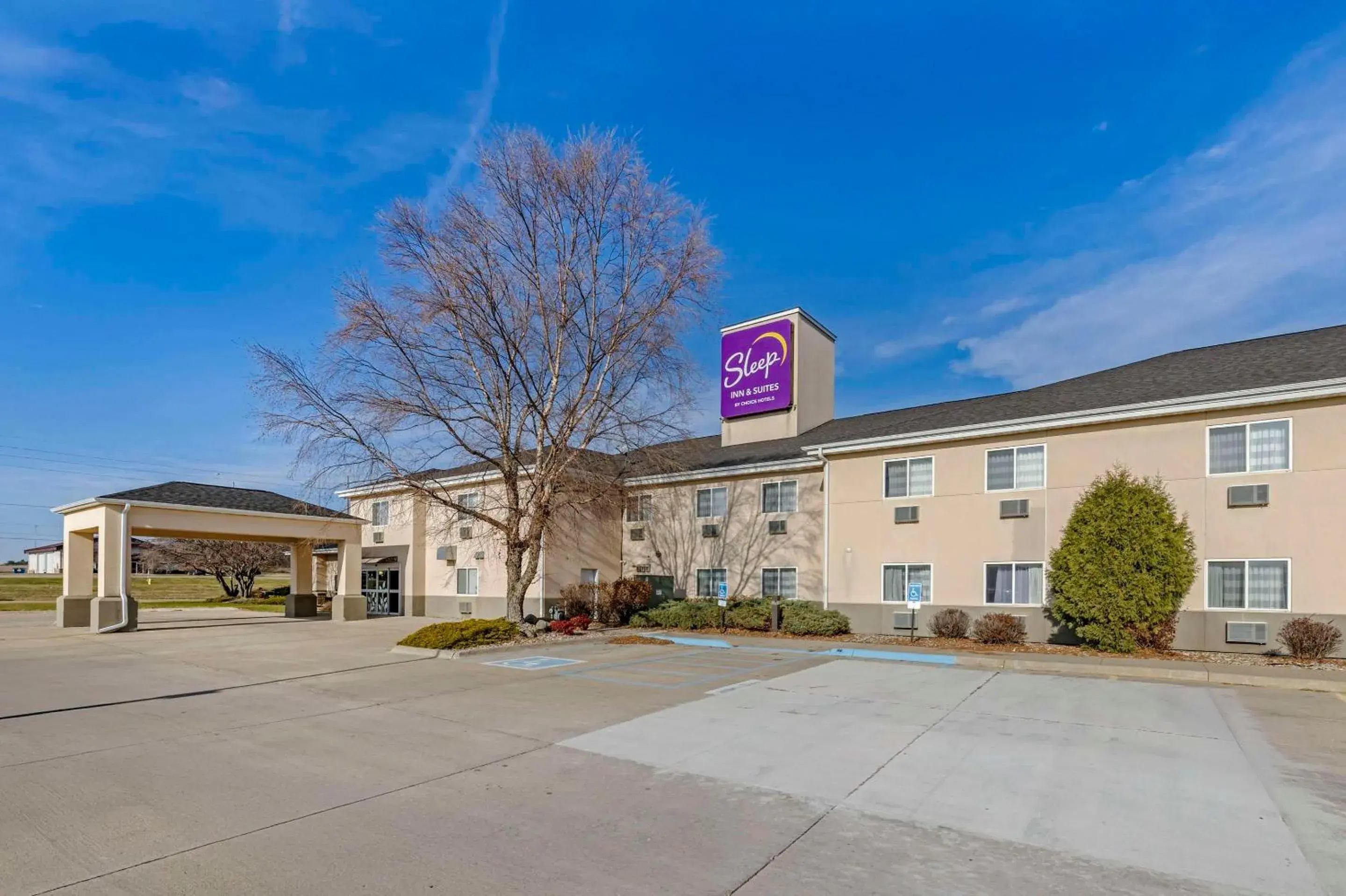Property building in Sleep Inn & Suites Charles City Property building in Sleep Inn & Suites Charles City